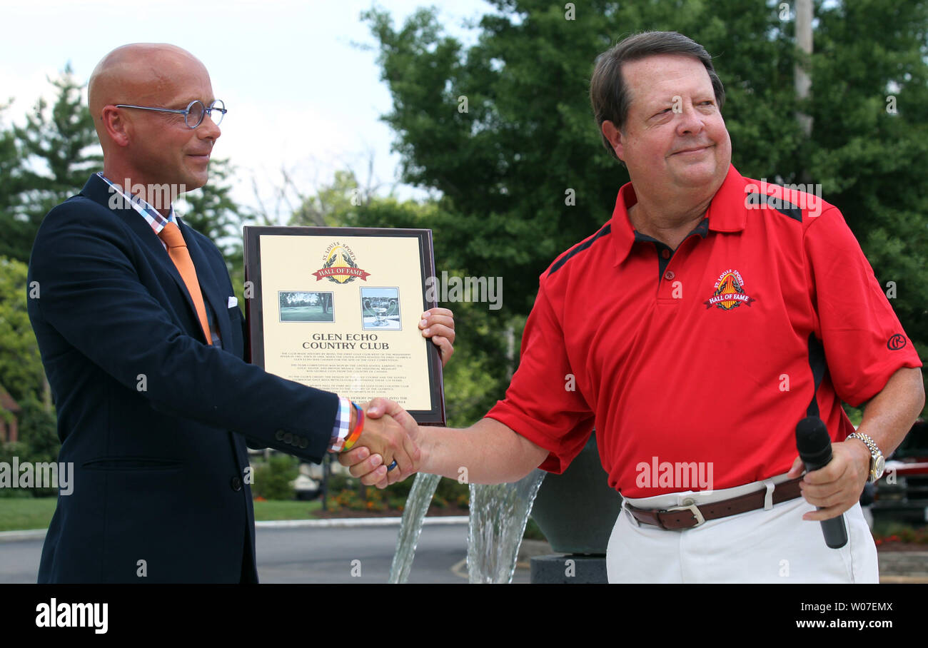 Greg Marecek, presidente della San Louis Spoirts Hall of Fame (R) presenta Glen Echo Country Club general manager Rob Stewart con una induzione placque durante cerimonie presso il club di San Luigi il 26 giugno 2014. Glen Echo è stato il sito di golf durante le Olimpiadi del 1904, svoltasi a San Louis e è stata l'ultima volta il golf è stato svolto in un Olimpiadi. Nel 2016 golf sarà restituito come un evento olimpico di Rio. UPI/Bill Greenblatt Foto Stock
