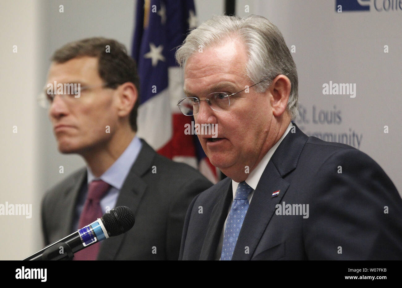 Come Missouri Tesoriere Clint Zweifel sorge nei pressi del Missouri governatore Jay Nixon delinea le sue idee sul modo in cui le imprese interessate dai recenti disordini di Ferguson, Missouri possibile rimbalzo, durante una conferenza stampa a Florissant, Missouri il 28 agosto 2014. Con il supporto di una coalizione di organizzazioni del settore pubblico e privato, le piccole e medie imprese Programma di rilievo sarà in grado di fornire fino a 1 milione di dollari di sostegno alle imprese e aiutarle a recuperare e far crescere le loro aziende. Il partenariato pubblico-privato comprende lo stato del Missouri, il San Luigi camera regionale, il San Luigi Lo sviluppo economico Partnershi Foto Stock