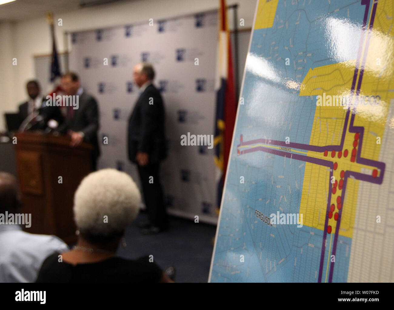 Missouri governatore Jay Nixon e membro Tesoriere Clint Zweifel delineare le idee sul modo in cui le imprese interessate dai recenti disordini di Ferguson, Missouri possibile rimbalzo, durante una conferenza stampa a Florissant, Missouri il 28 agosto 2014. Con il supporto di una coalizione di organizzazioni del settore pubblico e privato, le piccole e medie imprese Programma di rilievo sarà in grado di fornire fino a 1 milione di dollari di sostegno alle imprese e aiutarle a recuperare e far crescere le loro aziende. Il partenariato pubblico-privato comprende lo stato del Missouri, il San Luigi camera regionale, il San Luigi Lo sviluppo economico di partenariato, North County Inc. Foto Stock