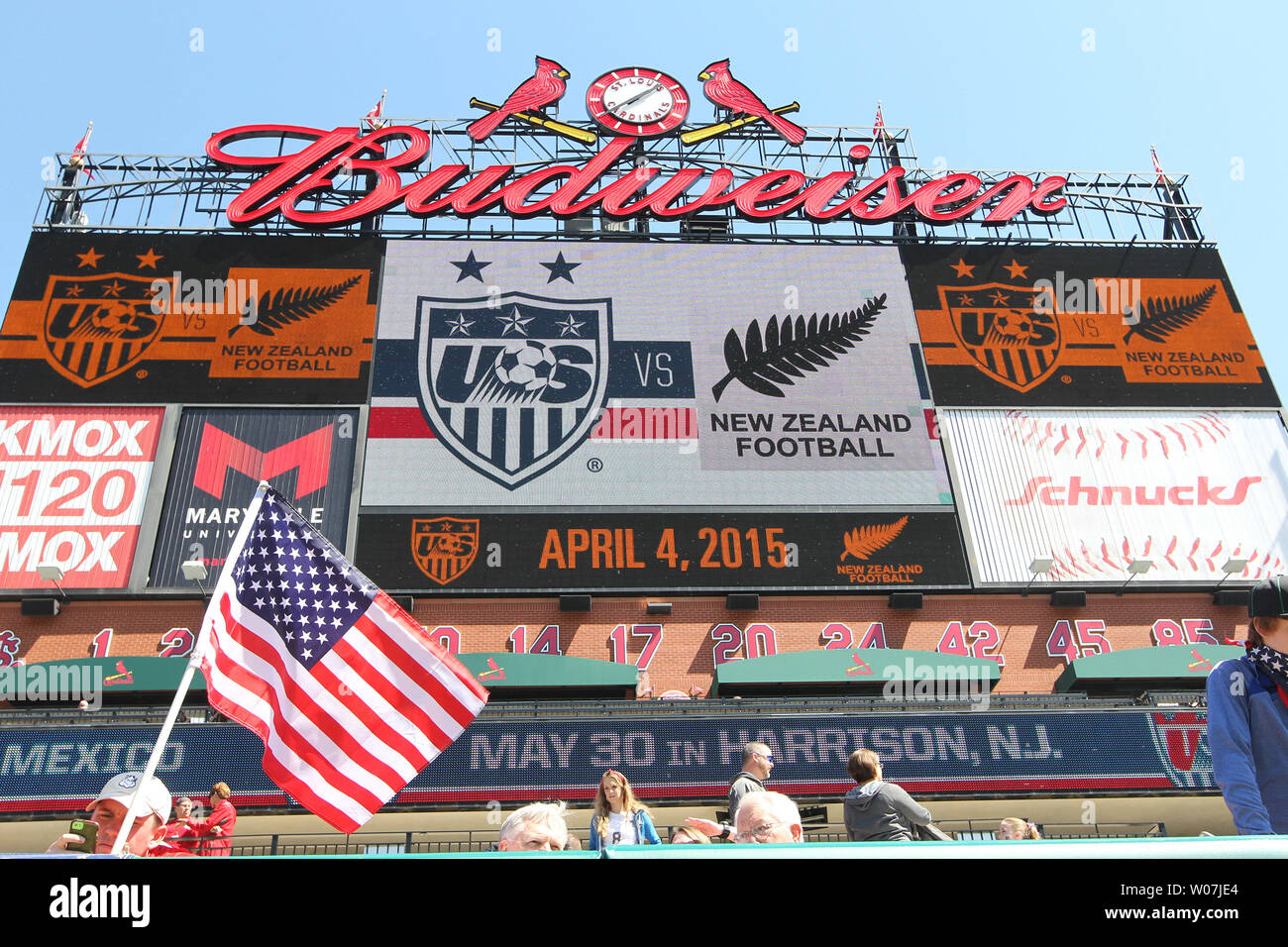 Una sola bandiera americana onde nella parte anteriore del quadro di valutazione, ore prima dell inizio della USA-Nuova Zelanda donna soccer game al Busch Stadium di St Louis il 4 aprile 2015. Foto di Bill Greenblatt/UPI Foto Stock