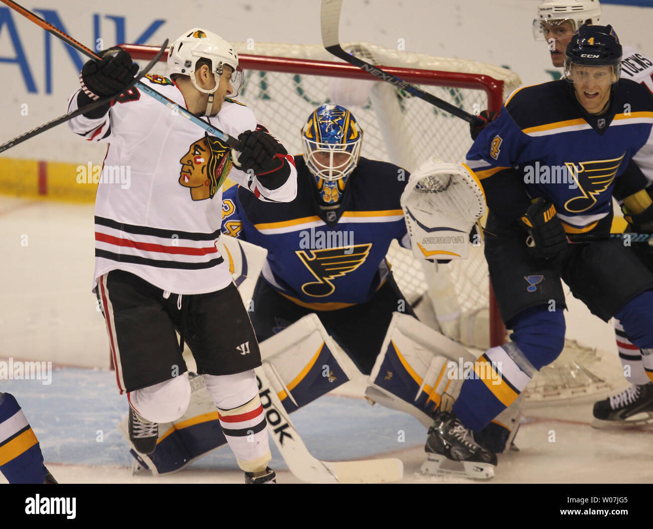 Chicago Blackhawks Kris Versteeg tenta di bloccare la vista di San Louis Blues goaltender Jake Allen nel primo periodo al Scottrade Center di San Luigi il 9 aprile 2015. Foto di Bill Greenblatt/UPI Foto Stock