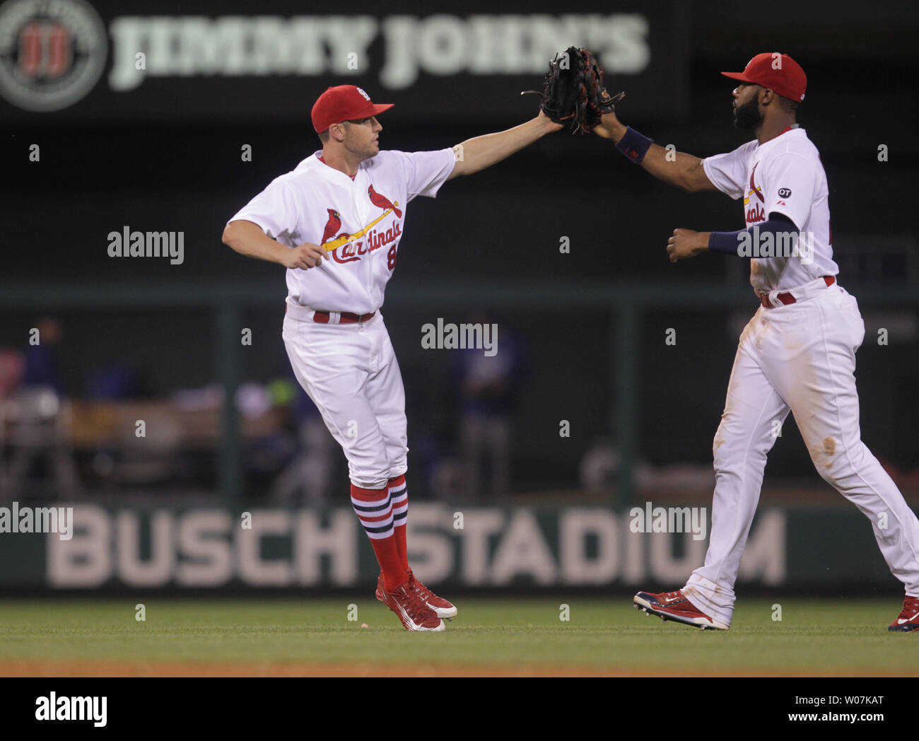 Louis Cardinals David Bourjos (L) celebra un 3-0 conquistare il Los Angeles Dodgers con Jason Heyward dopo il terzo out al Busch Stadium di St Louis il 29 maggio 2015. Foto di Bill Greenblatt/UPI Foto Stock