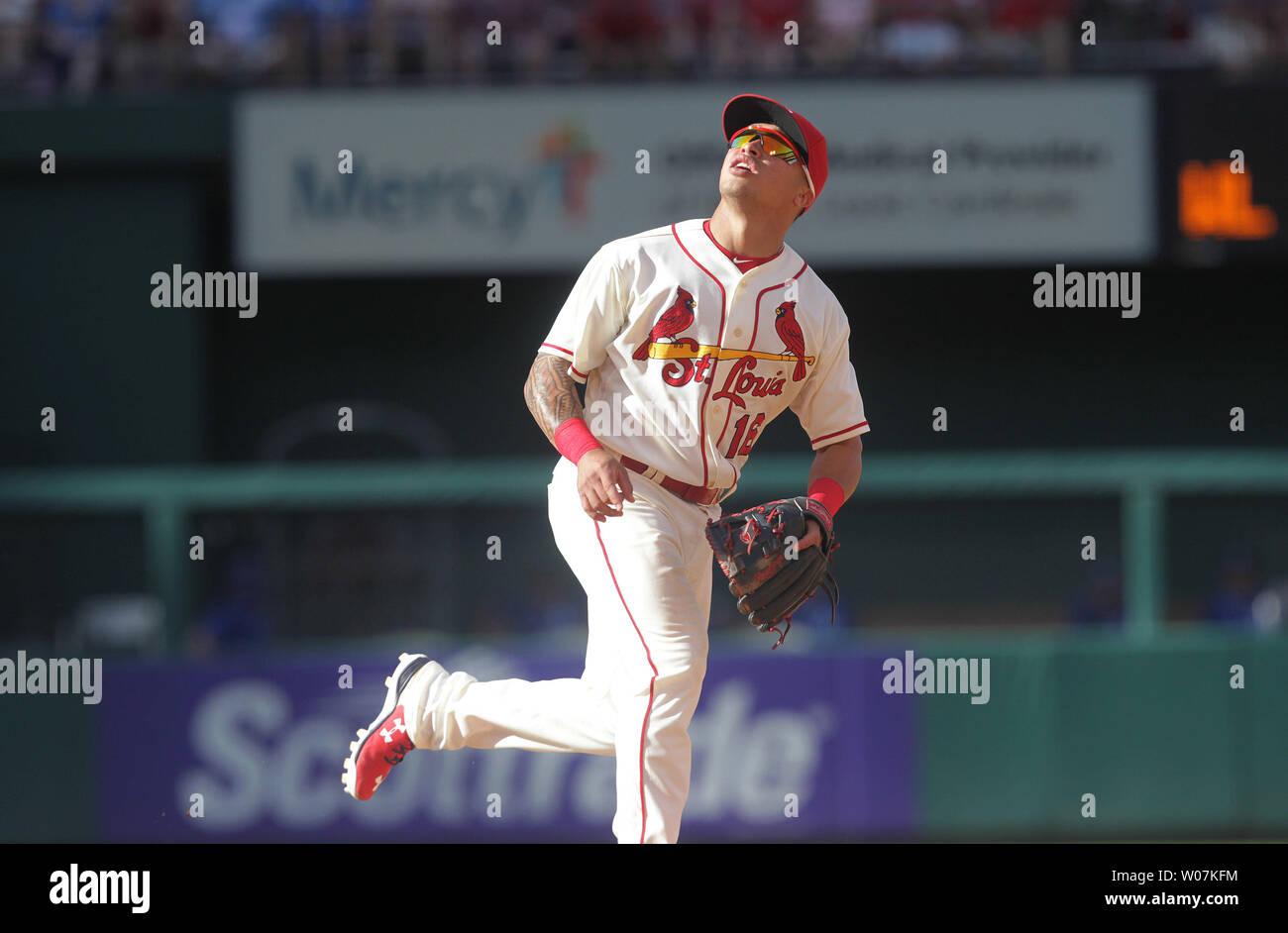 Louis Cardinals secondo baseman Kolten Wong le vie di fuga del baseball off il bat di Kansas City Royals Kendrys Morales nell ottavo inning al Busch Stadium di St Louis il 13 giugno 2015. Louis ha vinto il gioco 3-2. Foto di Bill Greenblatt/UPI Foto Stock