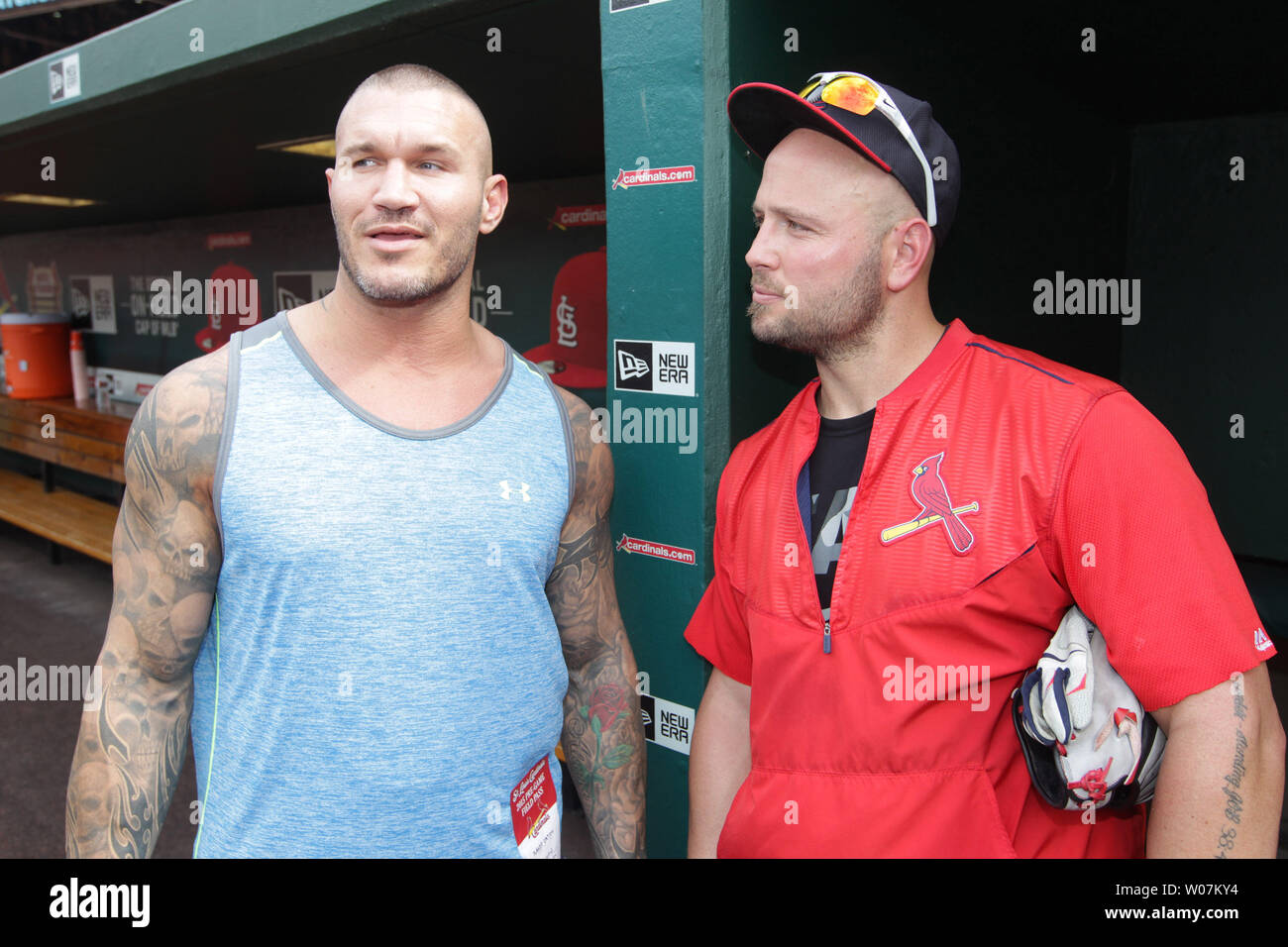 Louis Cardinals Matt Holliday chat con WWE wrestler Randy Orton durante la pratica di ovatta prima di una partita contro i New York Mets al Busch Stadium di St Louis sulla luglio 18, 2015. Foto di Bill Greenblatt/UPI Foto Stock