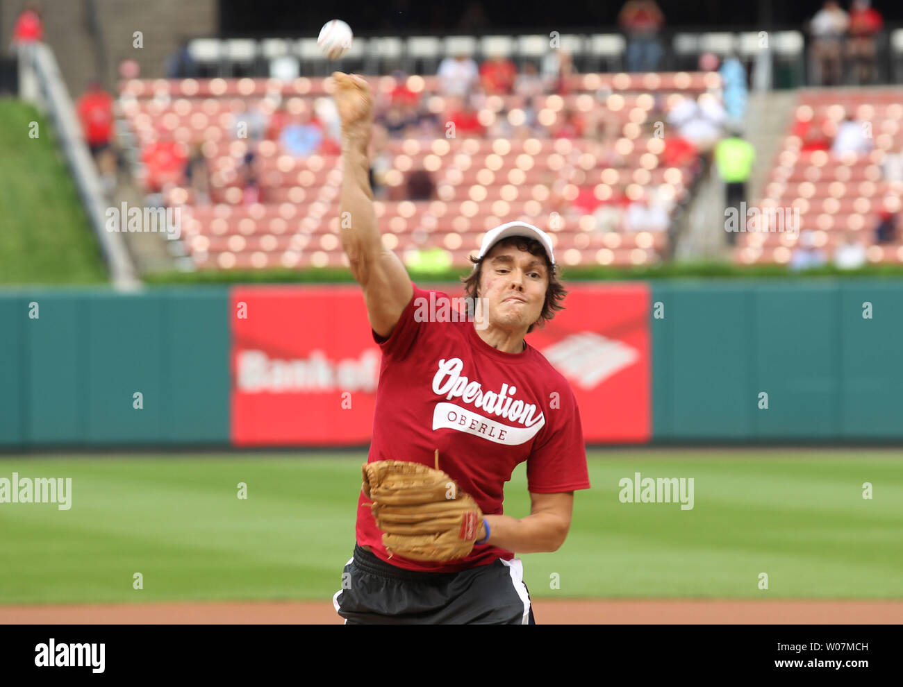 Andrew Oberle, nativo SAN Louisan che ha guadagnato l'attenzione nazionale quando fu attaccato da scimpanzé mentre si lavora in Sud Africa nel 2012, getta un cerimoniale di primo passo prima di Pittsburgh Pirates-St. Louis Cardinals Baseball gioco al Busch Stadium di St Louis il 13 agosto 2015. Oberle ha appena iniziato un nuovo lavoro alla Saint Louis University Hospital. Foto di Bill Greenblatt/UPI Foto Stock