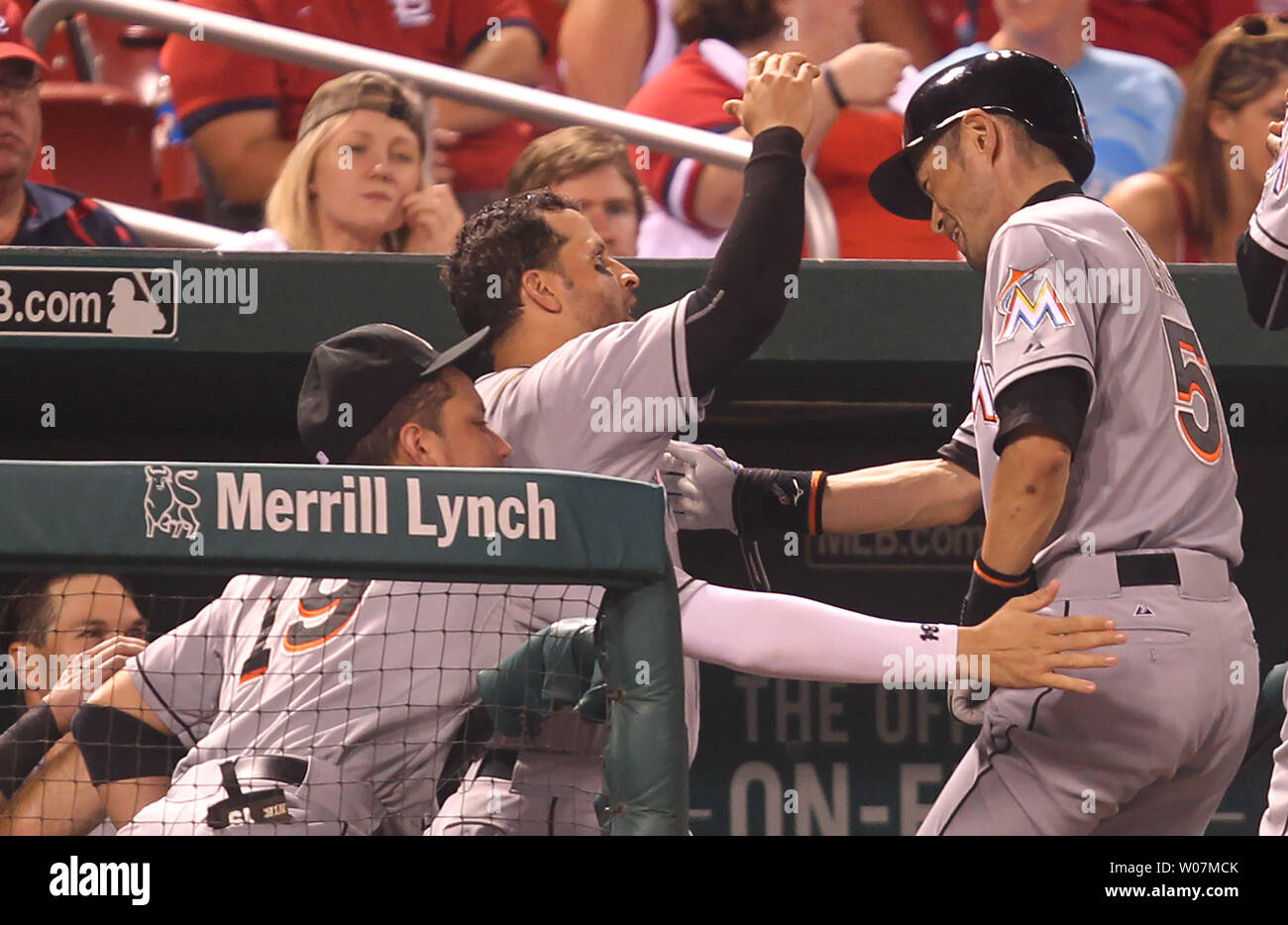 Miami Marlins giocatori congratularmi con Ichiro Suzuki come lui entra la piroga come il quarto inning arriva alla fine contro il St. Louis Cardinals al Busch Stadium di St Louis il 14 agosto 2015. Ichiro legato Ty Cobbs record per professinal colpisce con un unico. Foto di Bill Greenblatt/UPI Foto Stock