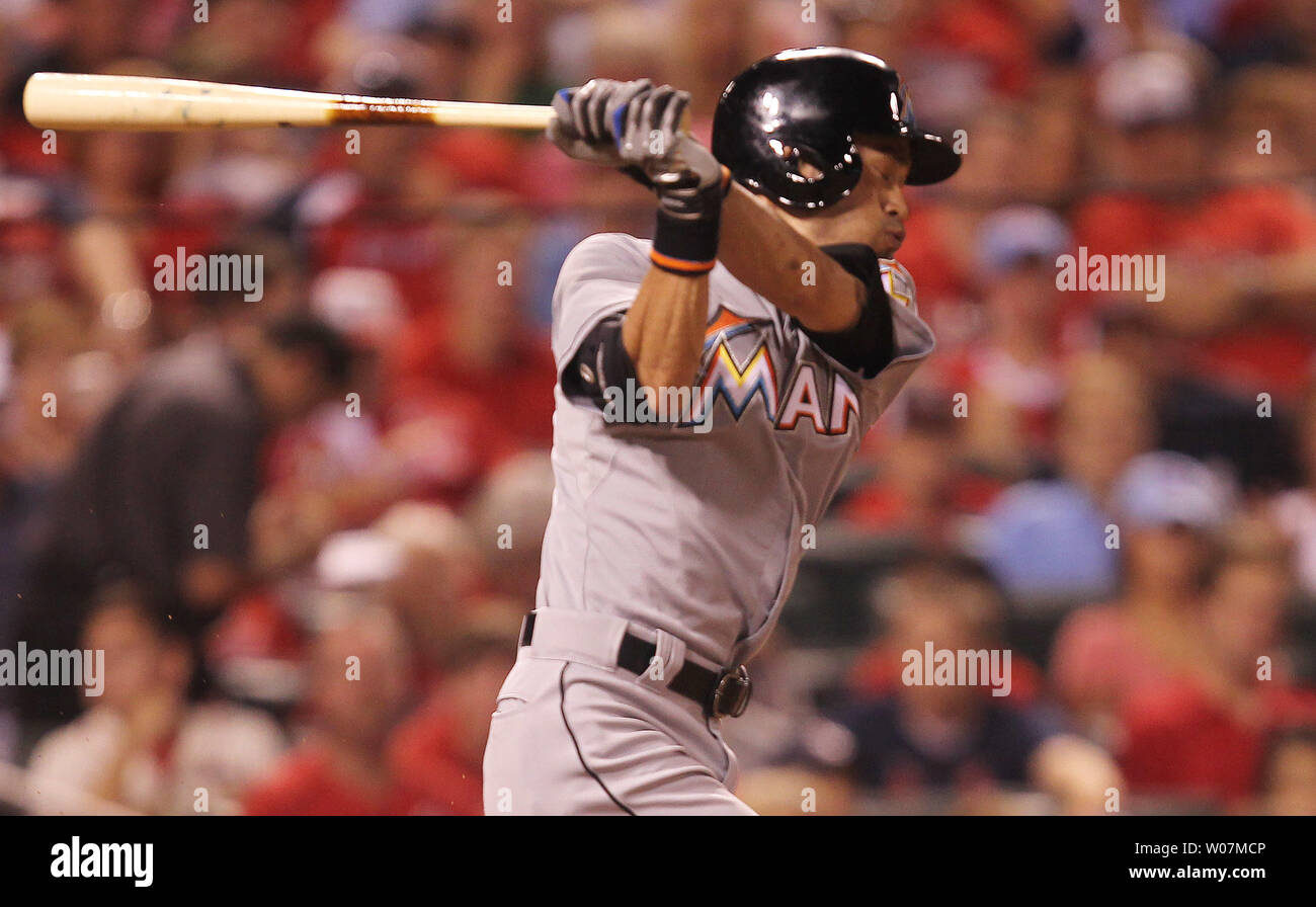 Miami Marlins Ichiro Suzuki altalene, colpendo un singolo nel quarto inning contro il St. Louis Cardinals al Busch Stadium di St Louis il 14 agosto 2015. Ichiro legato Ty Cobbs record per professinal hits con il singolo. Foto di Bill Greenblatt/UPI Foto Stock