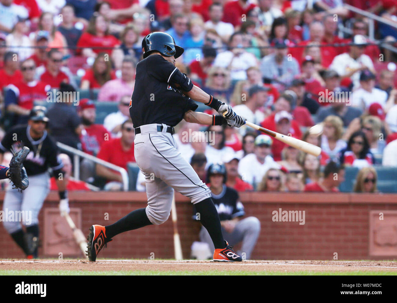 Miami Marlins Ichiro Suzuki altalene di colpire un singolo nel primo inning contro il St. Louis Cardinals al Busch Stadium di St Louis il 15 agosto 2015. Con che ha colpito, Ichiro ha rotto il Ty Cobbs record di successi professionali. Foto di Bill Greenblatt/UPI Foto Stock