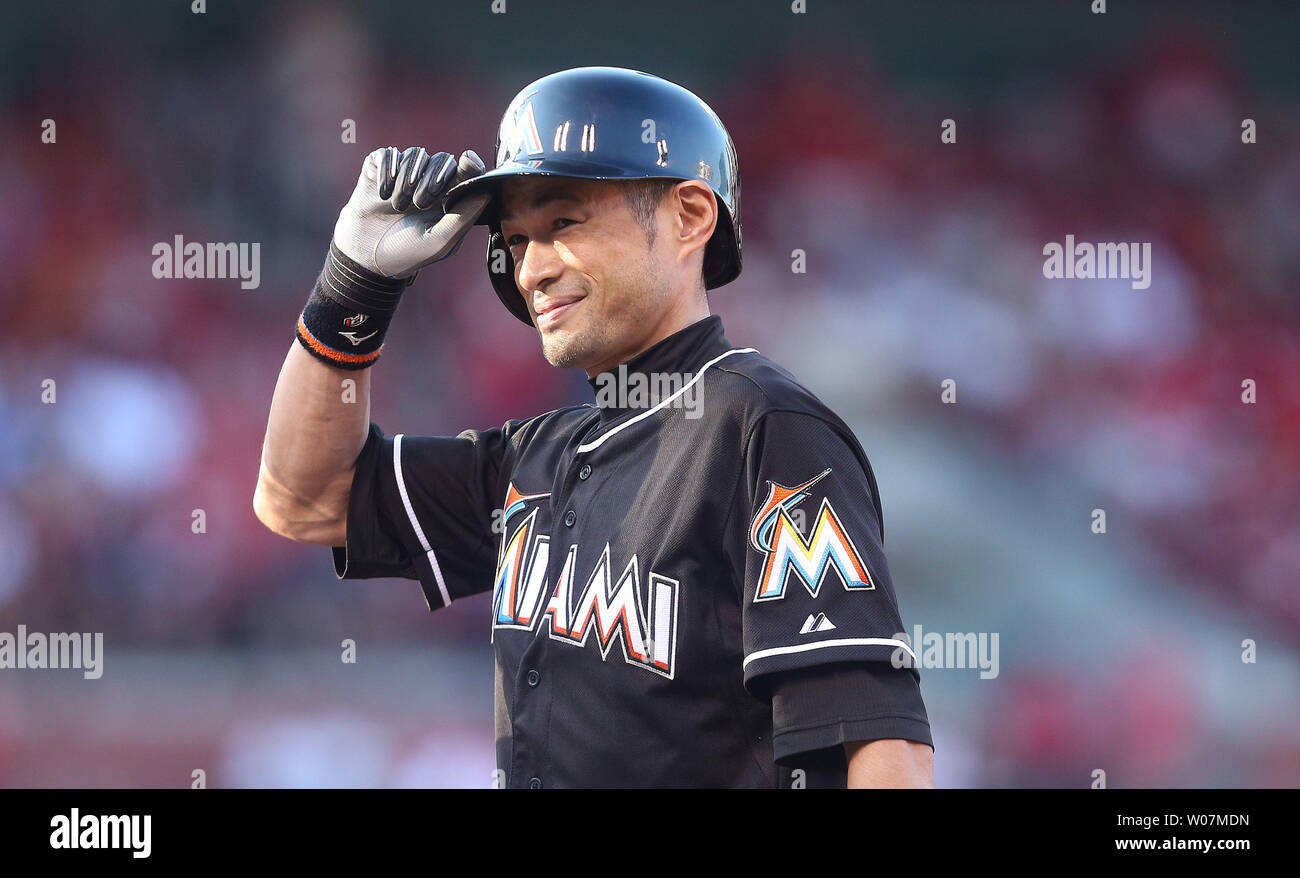 Miami Marlins Ichiro Suzuki riconosce la folla dopo aver colpito un singolo nel primo inning contro il St. Louis Cardinals al Busch Stadium di St Louis il 15 agosto 2015. Con che ha colpito, Ichiro ha rotto il Ty Cobbs record di successi professionali. Foto di Bill Greenblatt/UPI Foto Stock