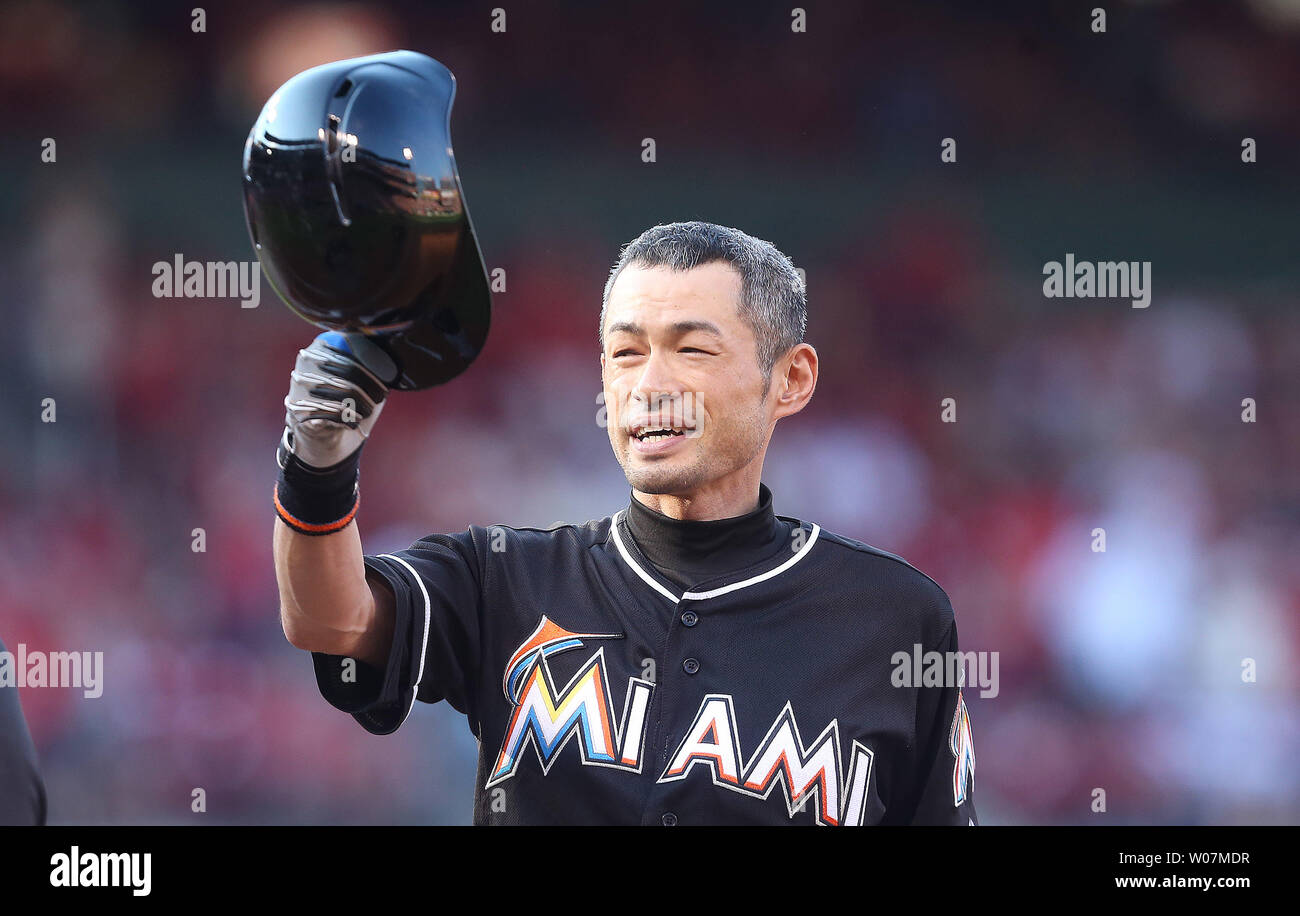 Miami Marlins Ichiro Suzuki suggerimenti il suo cappello alla folla dopo aver colpito un singolo nel primo inning contro il St. Louis Cardinals al Busch Stadium di St Louis il 15 agosto 2015. Con che ha colpito, Ichiro ha rotto il Ty Cobbs record di successi professionali. Foto di Bill Greenblatt/UPI Foto Stock