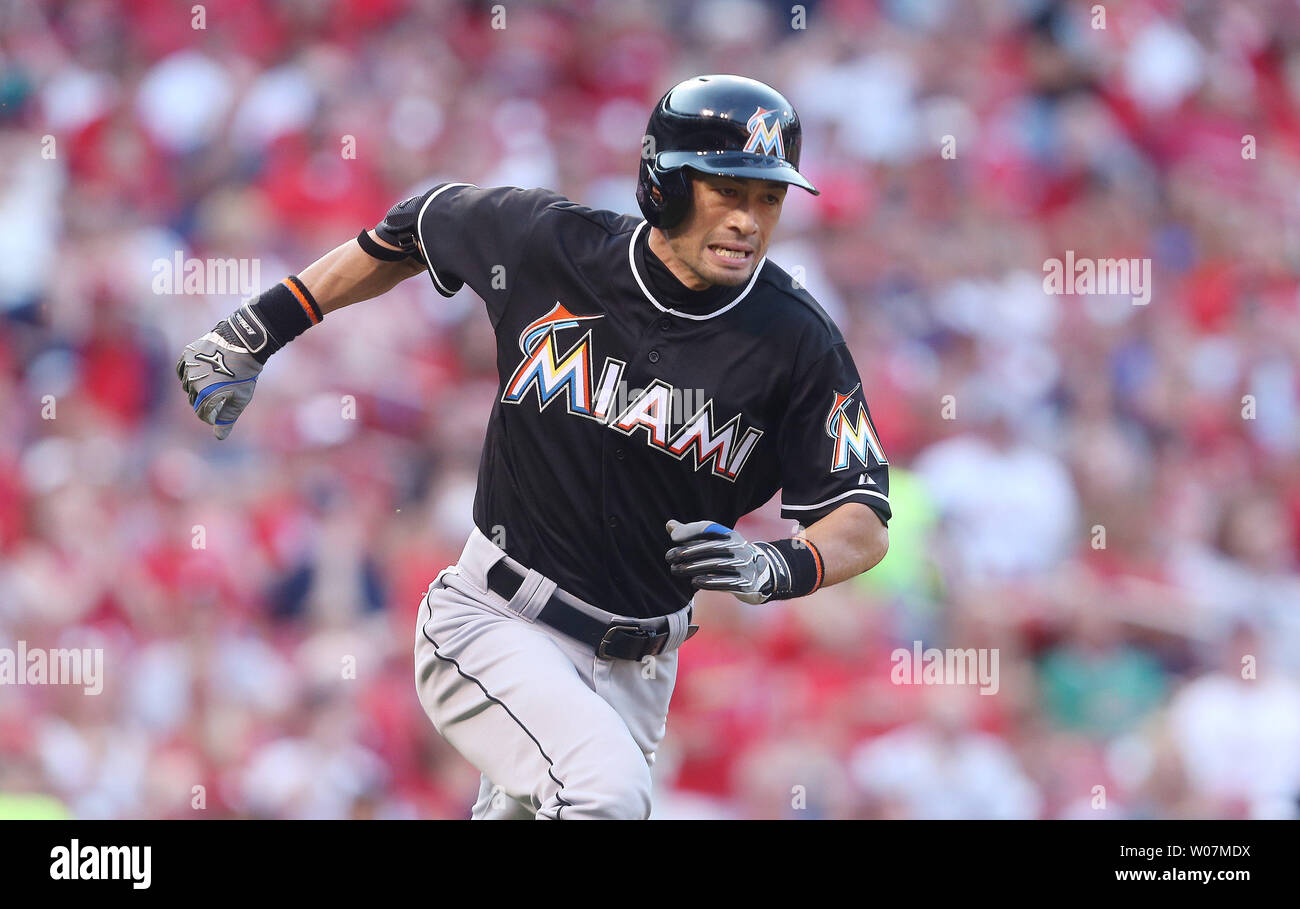 Miami Marlins Ichiro Suzuki fino al primo di base come egli singles nel primo inning contro il St. Louis Cardinals al Busch Stadium di St Louis il 15 agosto 2015. Con che ha colpito, Ichiro ha rotto il Ty Cobb il record di successi professionali. Foto di Bill Greenblatt/UPI Foto Stock