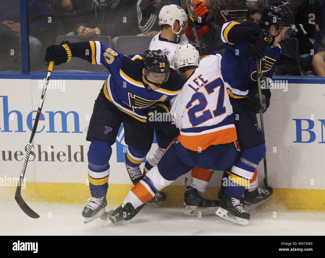 Louis Blues Alexander Steen (L) e Vladimir Tarasenko della Russia pin New York isolani Anders Lee durante il primo periodo alla Scottrade Center di San Luigi il 24 ottobre 2015. Foto di Bill Greenblatt/UPI Foto Stock