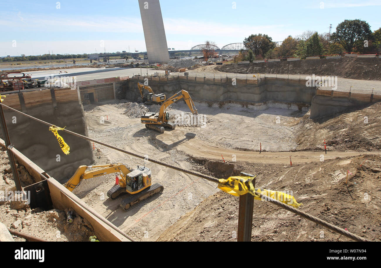 Prosegue la costruzione in programma sui terreni del Gateway Arch a St Louis il 26 ottobre 2015. Il 633-piedi Arch è stata completata il 28 ottobre 1965. Nel 1947, il Jefferson National Expansion Memorial Association ha organizzato un concorso di progettazione per chiedere un monumento architettonico, il museo e parco paesaggistico che simboleggiano il "Presidente Thomas Jefferson la visione di un maggior numero di opportunità per gli uomini di tutte le razze e di tutte le fedi." i $380 milioni di progetto iniziò nel 2013 e sarà completamente ristrutturare il Gateway Arch motivi, di costruire un nuovo museo e ripristinare i suoi dintorni. Il progetto dovrebbe essere completato Foto Stock