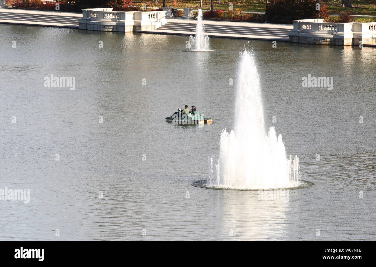 I visitatori di Forest Park e godetevi le temperature miti come essi racchetta la loro barca sul lago di San Louis il 6 novembre 2015. Foto di Bill Greenblatt/UPI Foto Stock