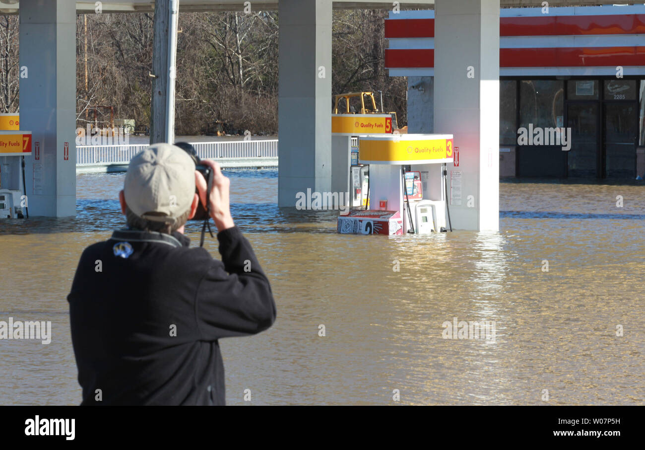 Una vista veggente scatta una fotografia di un invaso la stazione di servizio in Fenton, Missouri il 1 gennaio 2016. Inondazioni statewide da tre giorni interi di pioggia causato evacuazioni, chiusure della strada e quindici decessi. Foto di Bill Greenblatt/UPI Foto Stock