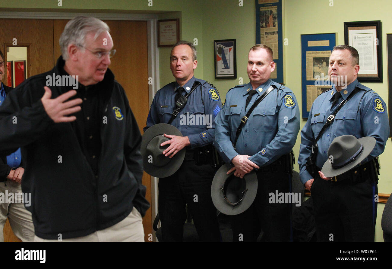 Come da legge enforement e altri funzionari dello Stato di raccogliere, Missouri governatore Jay Nixon annuncia che egli è in cerca di una dichiarazione di emergenza per assistenza federale per la rimozione di detriti a causa di inondazioni in Euerka, Missouri il 2 gennaio 2016. Inondazioni statewide da tre giorni interi di pioggia causato evacuazioni, chiusure della strada e quindici decessi. Foto di Bill Greenblatt/UPI Foto Stock