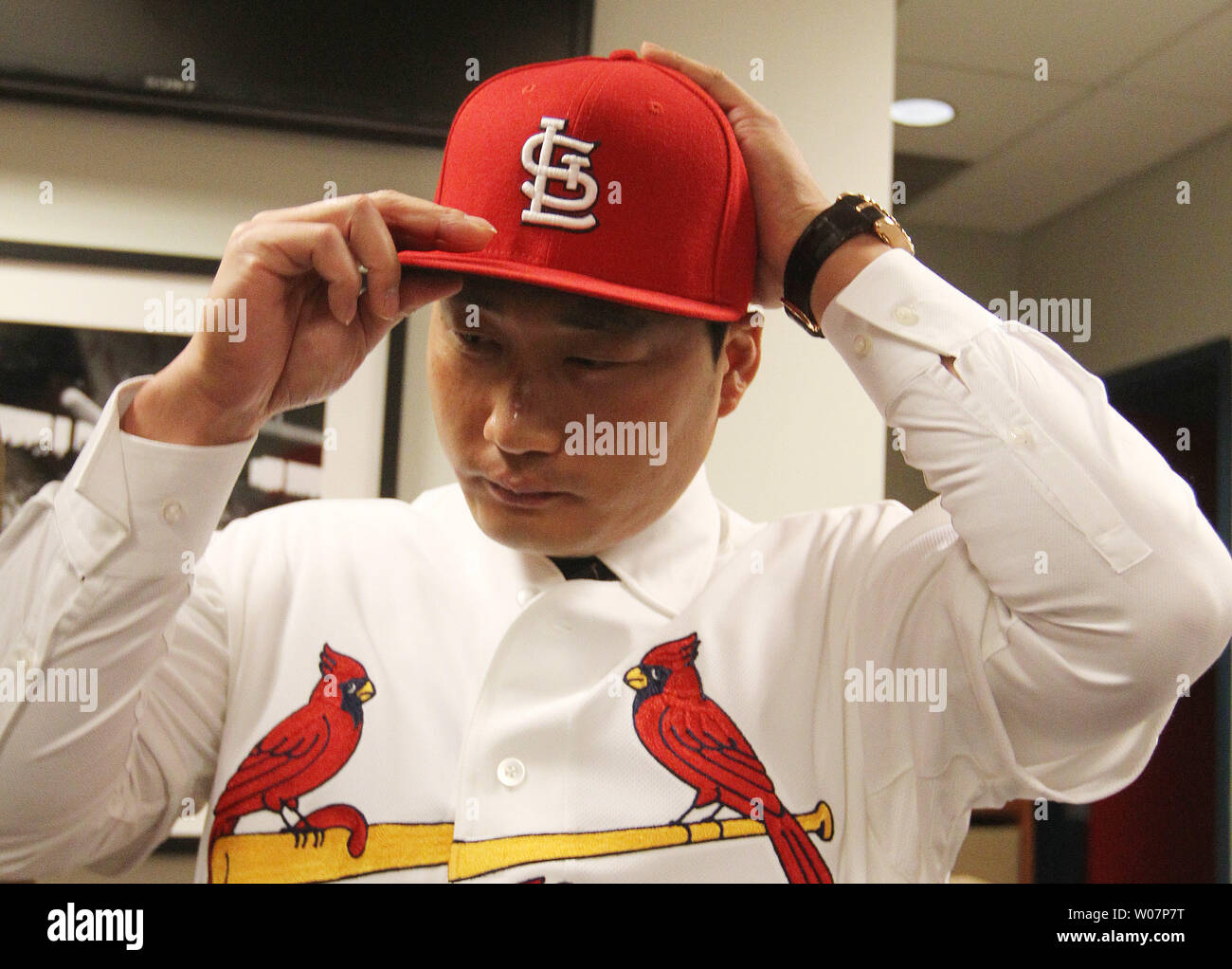 Louis Cardinals nuovo lanciatore coreano Seung Hwan Oh cerca su una nuova hat dopo che esso è stato annunciato che è stato firmato per il club al Busch Stadium di St Louis on gennaio 11, 2016.Oh, 33 ha 357 salvataggi carriera tra la Corea e il Giappone e ha guadagnato il rookie dell'anno onora in 2005. Egli è stato nominato MVP del coreano serie nel 2011 e ha raggiunto 100 carriera consente di risparmiare più veloce di tutti nella storia Coreana. Foto di Bill Greenblatt/UPI Foto Stock