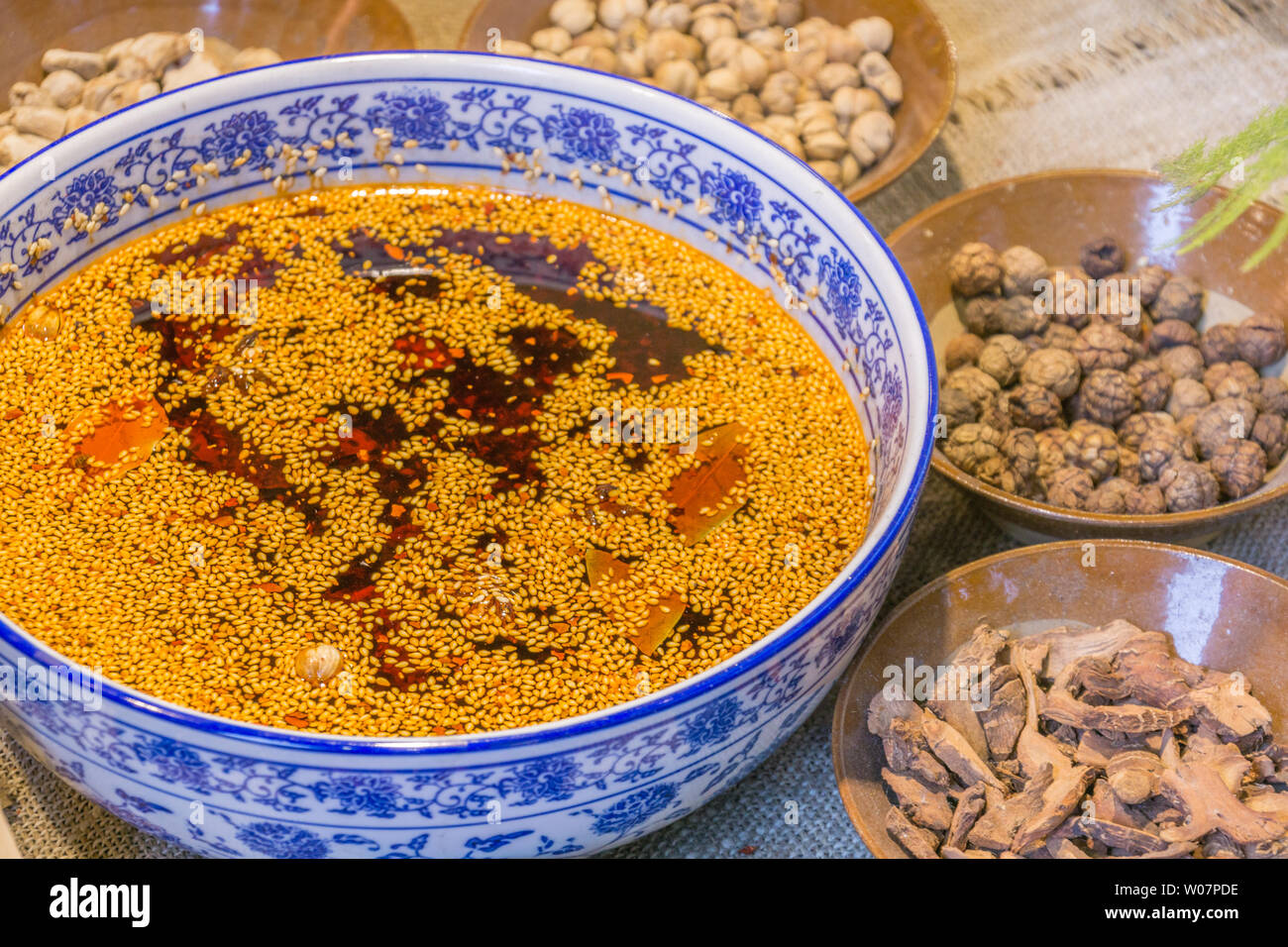 Close-up di olio aromatizzato al peperoncino spezie per rendere sichuan hotpot base Foto Stock