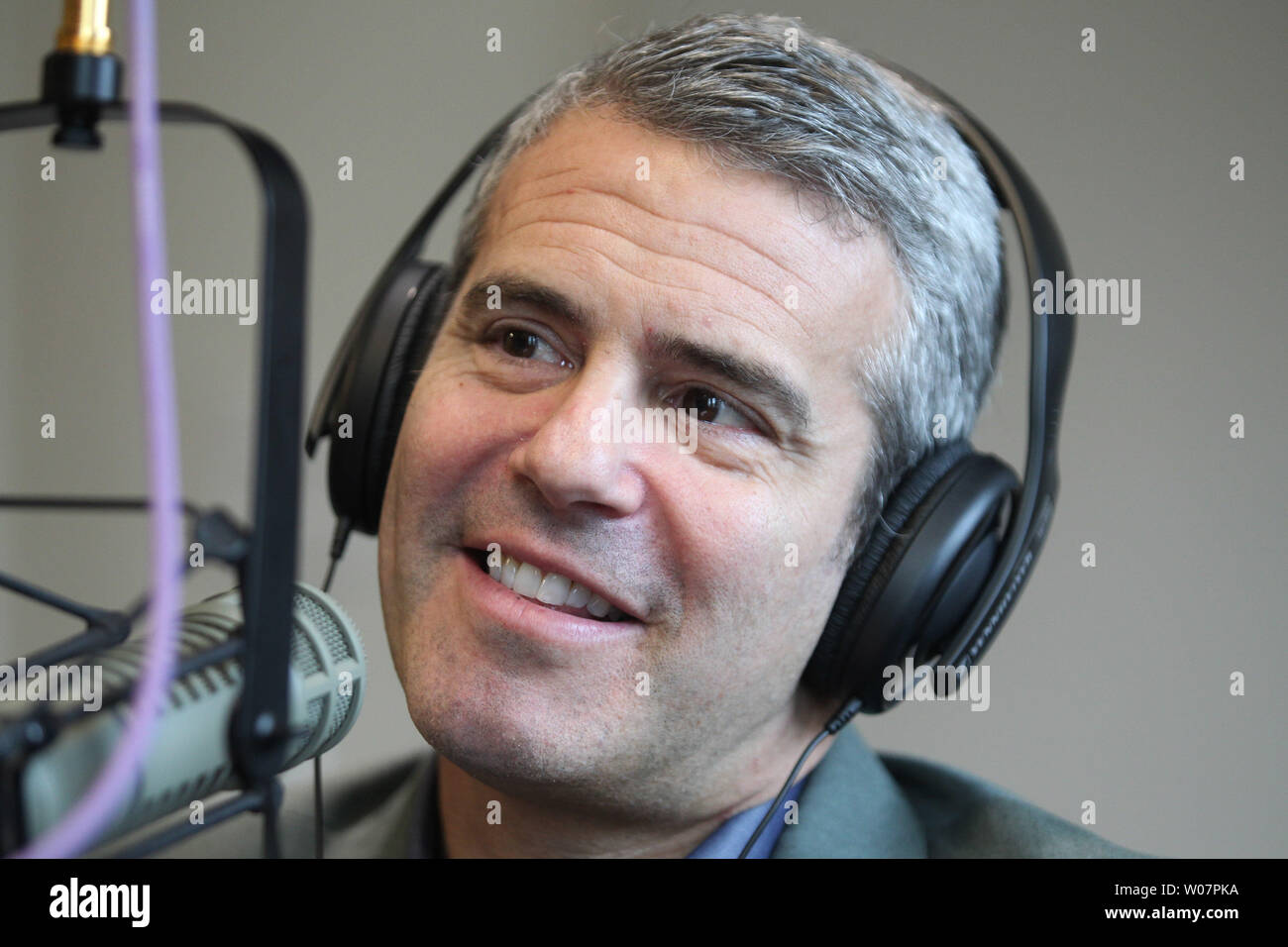 Bravo''s nightly serie 'Guarda cosa succede: Live' host Andy Cohen colloqui con talk show host Charlie Brennan su Radio KMOX mentre si effettua una visita a Saint Louis il 18 febbraio 2016. Foto di Bill Greenblatt/UPI Foto Stock