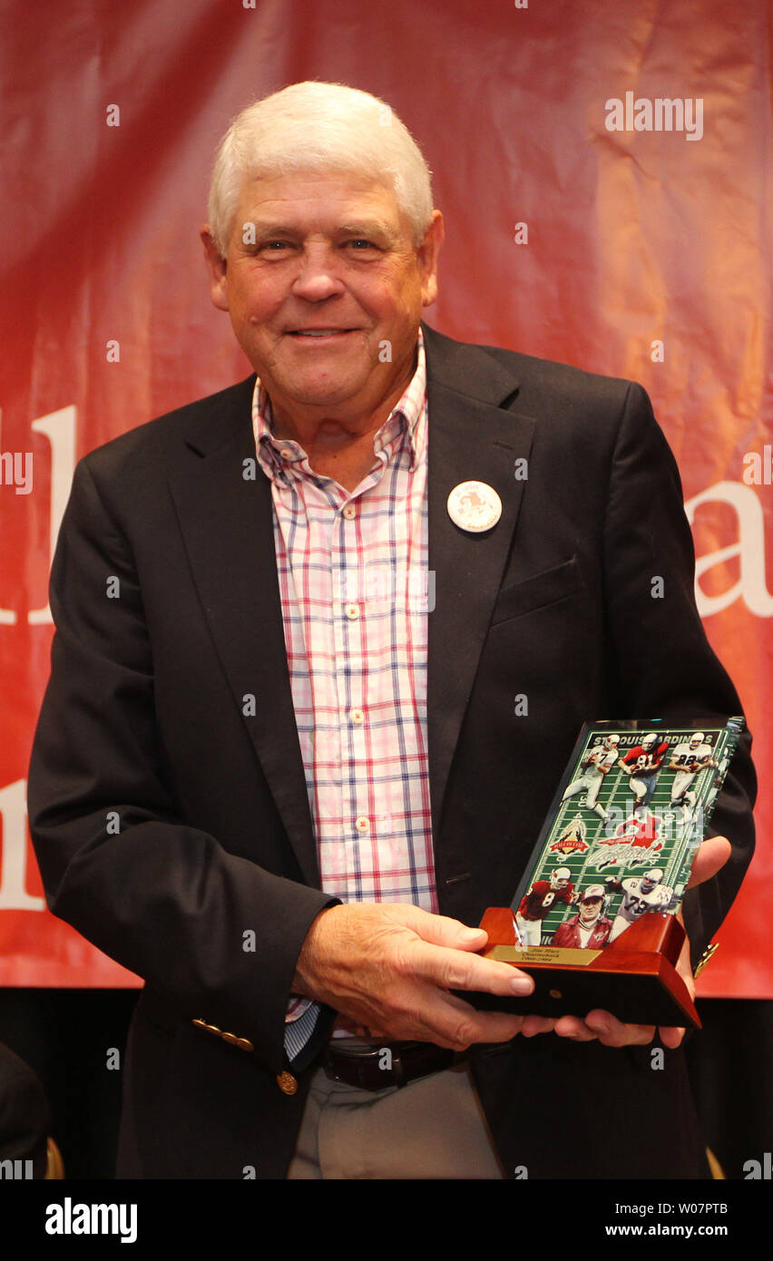 Ex San Luigi Calcio Cardinali quarterback Jim Hart visualizza il suo premio dato a lui per il San Luigi Sports Hall of Fame durante le leggende di San Luigi calcio cena in Frontenac, Missouri il 11 marzo 2016. Foto di Bill Greenblatt/UPI Foto Stock