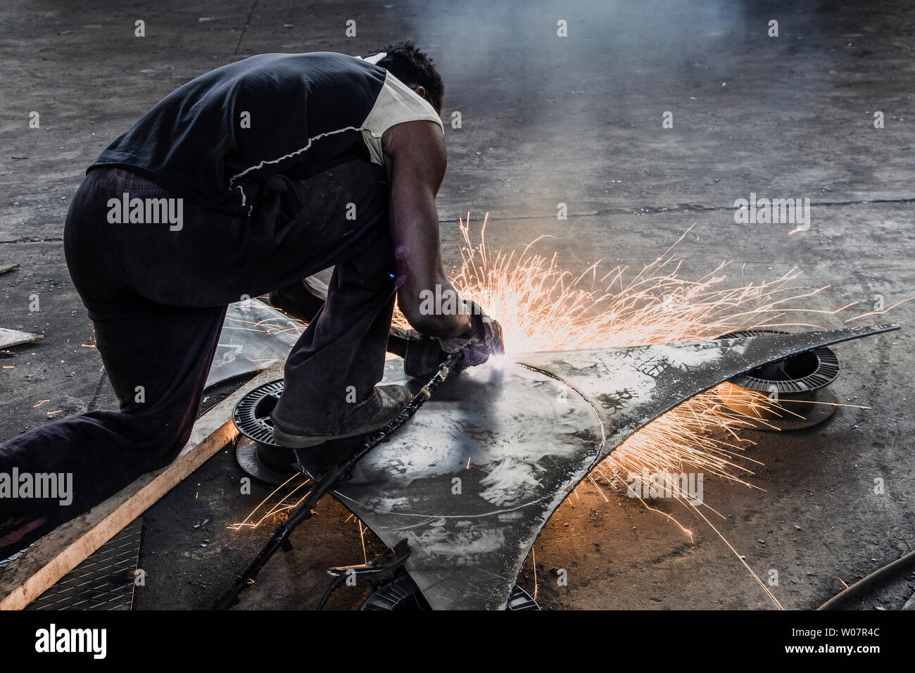 Lavoratore manuale con un plasma cutter Foto Stock