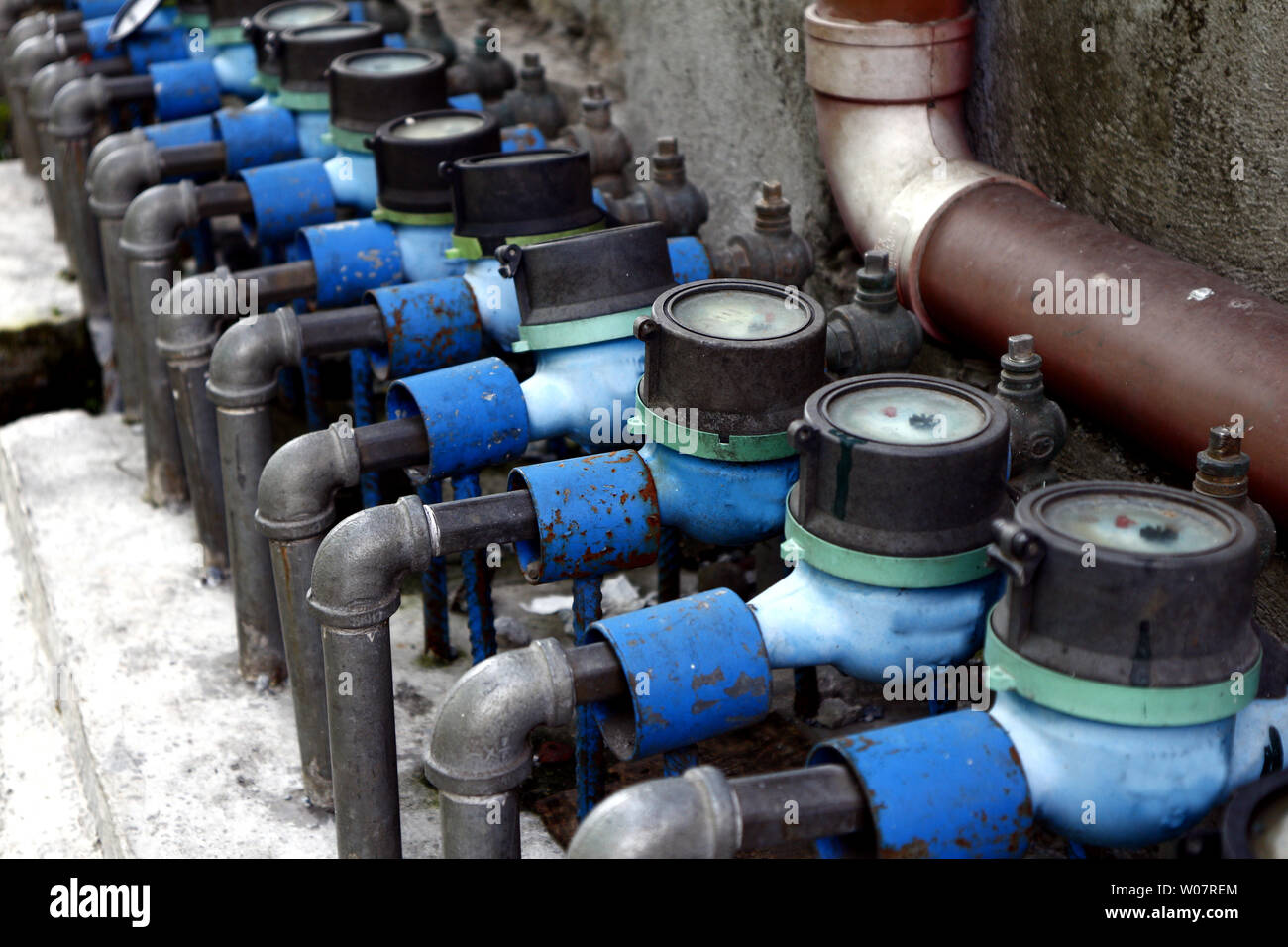 Foto di una fila di contatori per acqua Foto Stock