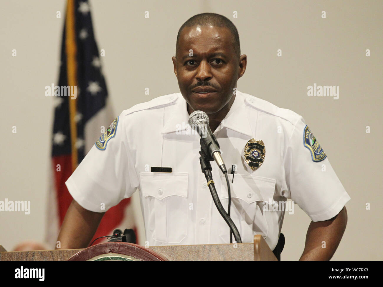 Delrish Moss risolve la folla dopo aver prestato giuramento di ufficio come nuovo capo della polizia per la città di Ferguson,Missouri a Ferguson il 9 maggio 2016. Moss, un anno 32 veterano del Miami il dipartimento di polizia diventerà i reparti prima permanente di afro-americano di capo di polizia prendendo il posto di polizia merlata chief Tom Jackson. Jackson ha lasciato il reparto nel marzo 2015 dopo i disordini civili che seguirono la polizia spara di 18-anno-vecchio Michael Brown in agosto 2014. Foto di Bill Greenblatt/UPI Foto Stock