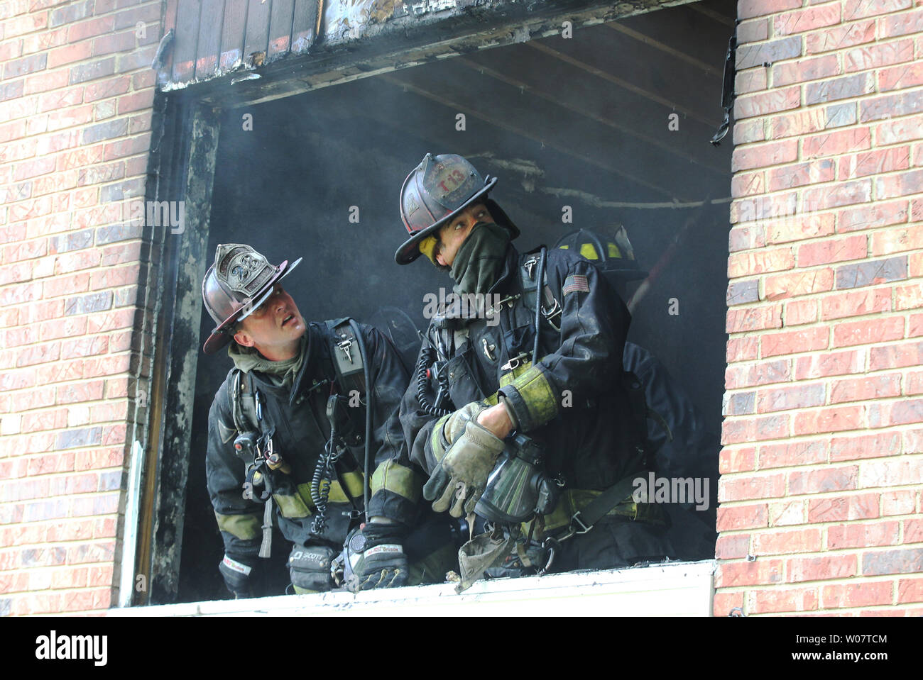 San Luigi fire Capitani Dan Clark e Joe Neidel cercare fire estensione durante un 1-casa di allarme incendio in San Louis il 15 giugno 2016. Foto di Bill Greenblatt/UPI Foto Stock