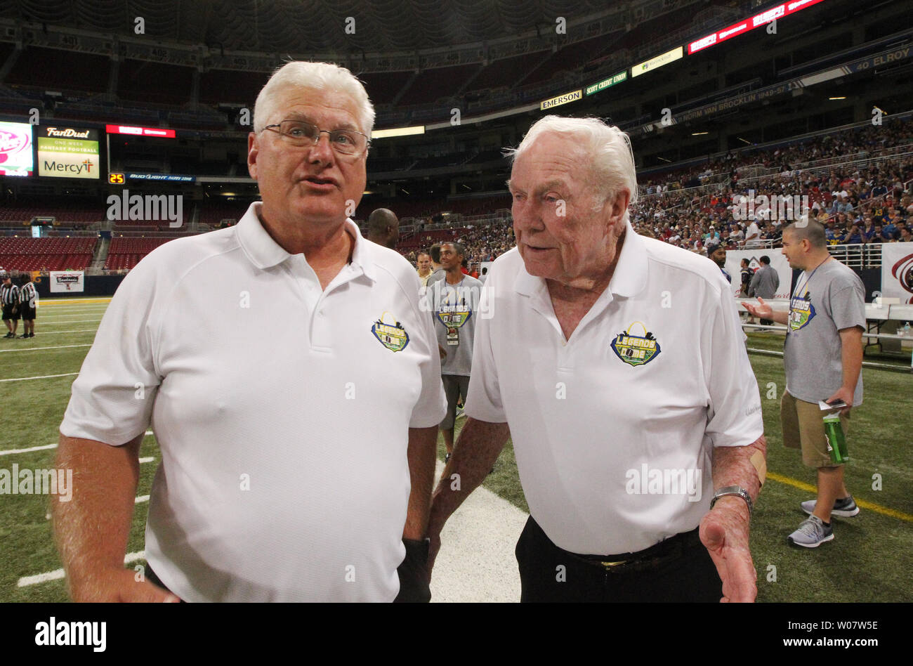 Ex San Louis Rams head coach Mike Martz (L) parla con il suo ex linea offensiva Coach Jim Hannifan prima di una carità bandiera del gioco del calcio presso il Dome in America's Center di San Louis sulla luglio 23, 2016. Quasi 40 membri della vecchia San Louis Rams Super Bowl team, sono la riproduzione di ciò che viene callled l'ultima partita di calcio nel vecchio Edward Jones Dome a beneficio del Issac Bruce Foundation. Bruce sostiene che i montoni i giocatori e tifosi non sono mai riuscito a dire goodby dopo che esso è stato annunciato il team si sta muovendo a Los Angeles lo scorso gennaio 2016. Foto di Bill Greenblatt/UPI Foto Stock