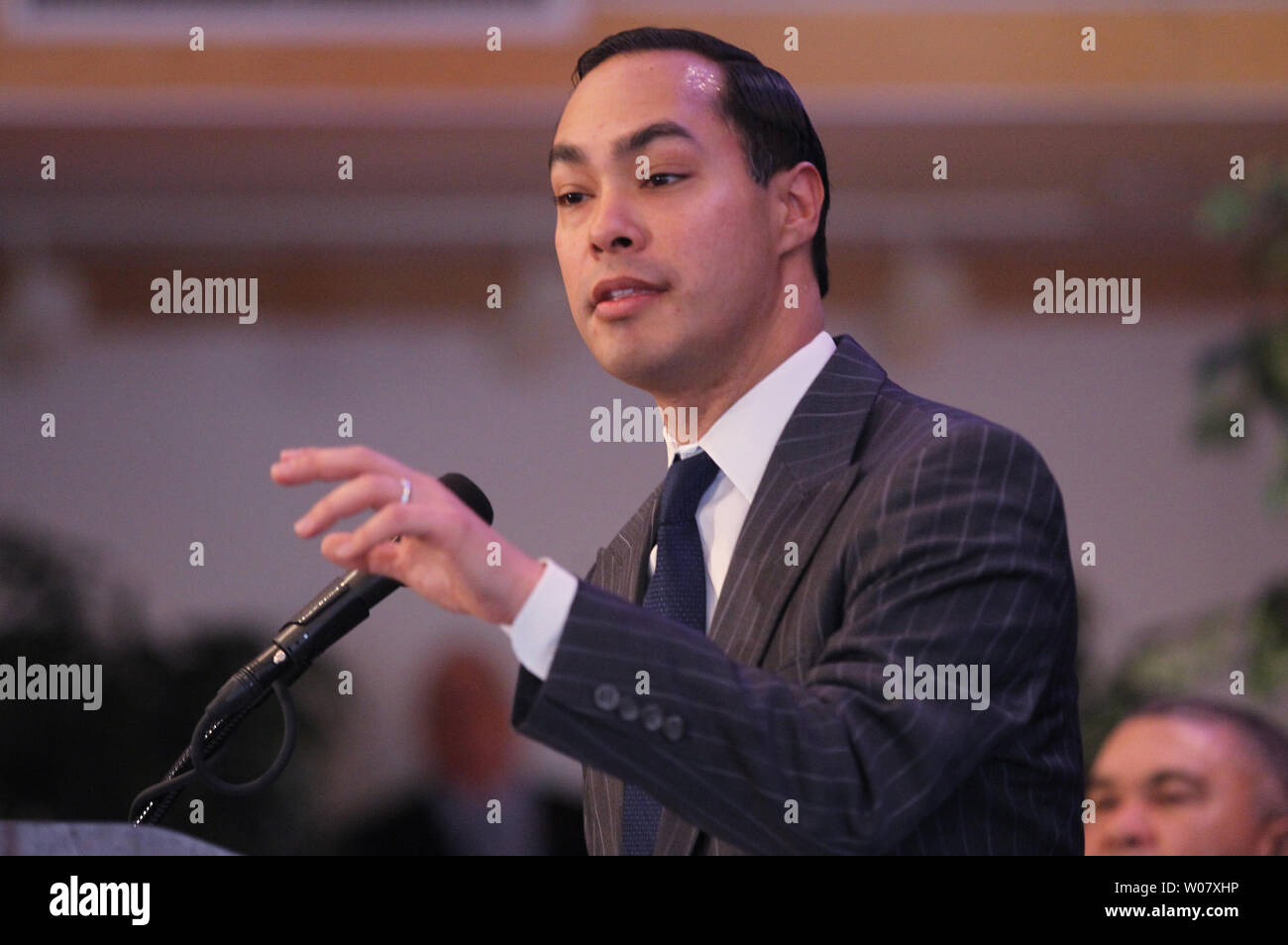 Segretario di Albergare e Sviluppo Urbano Julian Castro fa il suo commento a St Louis su dicembre 12, 2016. Castro è stato a San Luigi di annunciare che la città più poveri del quartiere è la ricezione di un $29.5 milioni di euro attraverso il dipartimento la scelta del programma di quartieri. Castro ha aggiunto che il denaro sarà il supporto 700 accessibile e il reddito misto unità abitative, aiutare le piccole e medie imprese e per i proprietari di ottenere prestiti e il supporto per altri tipi di progetti che si verranno a creare un vero e proprio quartiere. Foto di Bill Greenblatt/UPI Foto Stock