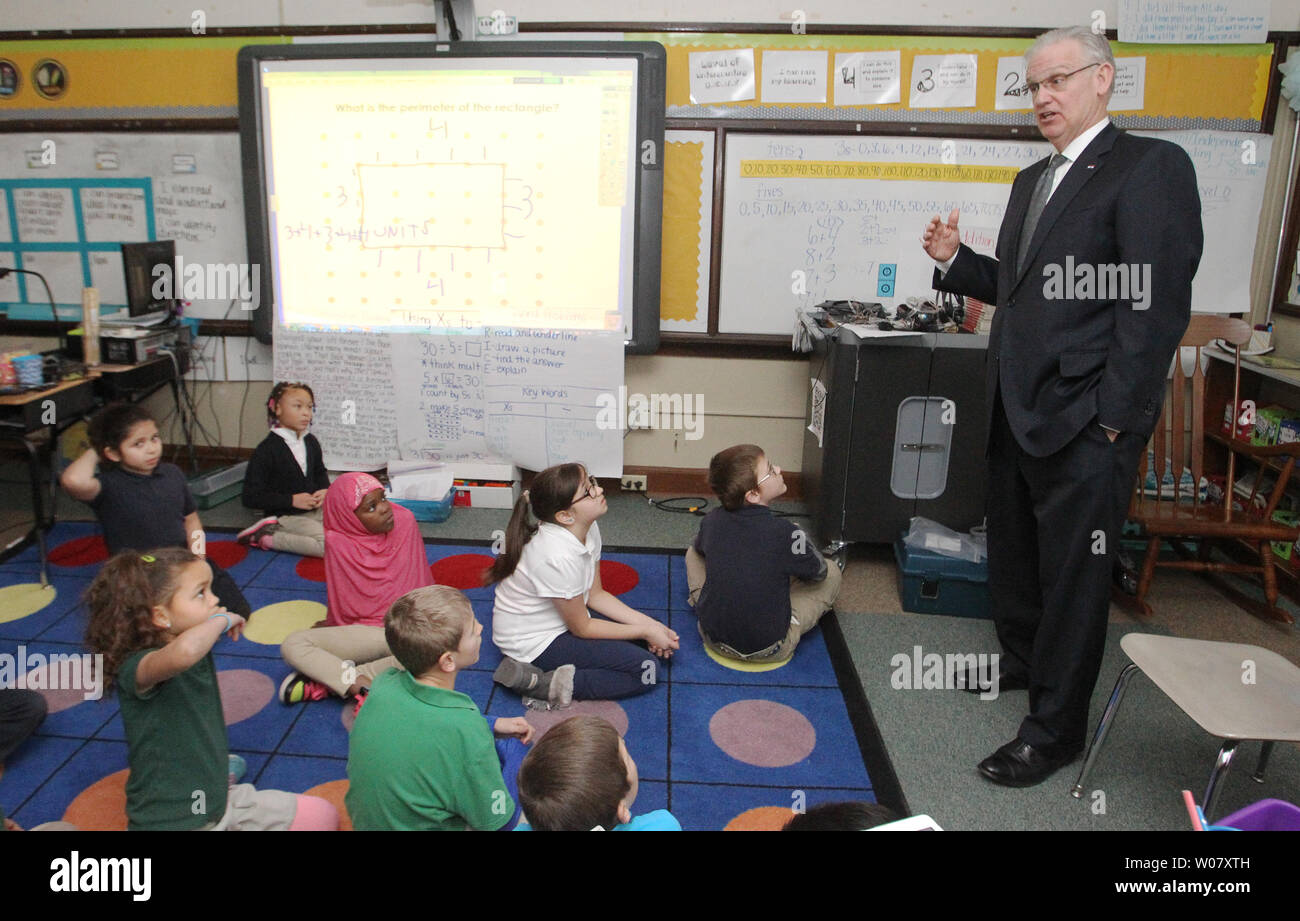 Missouri governatore Jay Nixon colloqui con una classe di terza livellatrici durante una visita a Mason Scuola elementare di San Luigi il 5 gennaio 2016. Nixon era affiancato da area business, civica e leader dell'istruzione di annunciare che il Missouri dipartimento di educazione elementare e secondaria (DESE) si consiglia la scheda Stato dell'istruzione Grant St. Louis scuole pubbliche pieno accreditamento presso il suo gennaio 10 sale riunioni. Foto di Bill Greenblatt/UPI Foto Stock