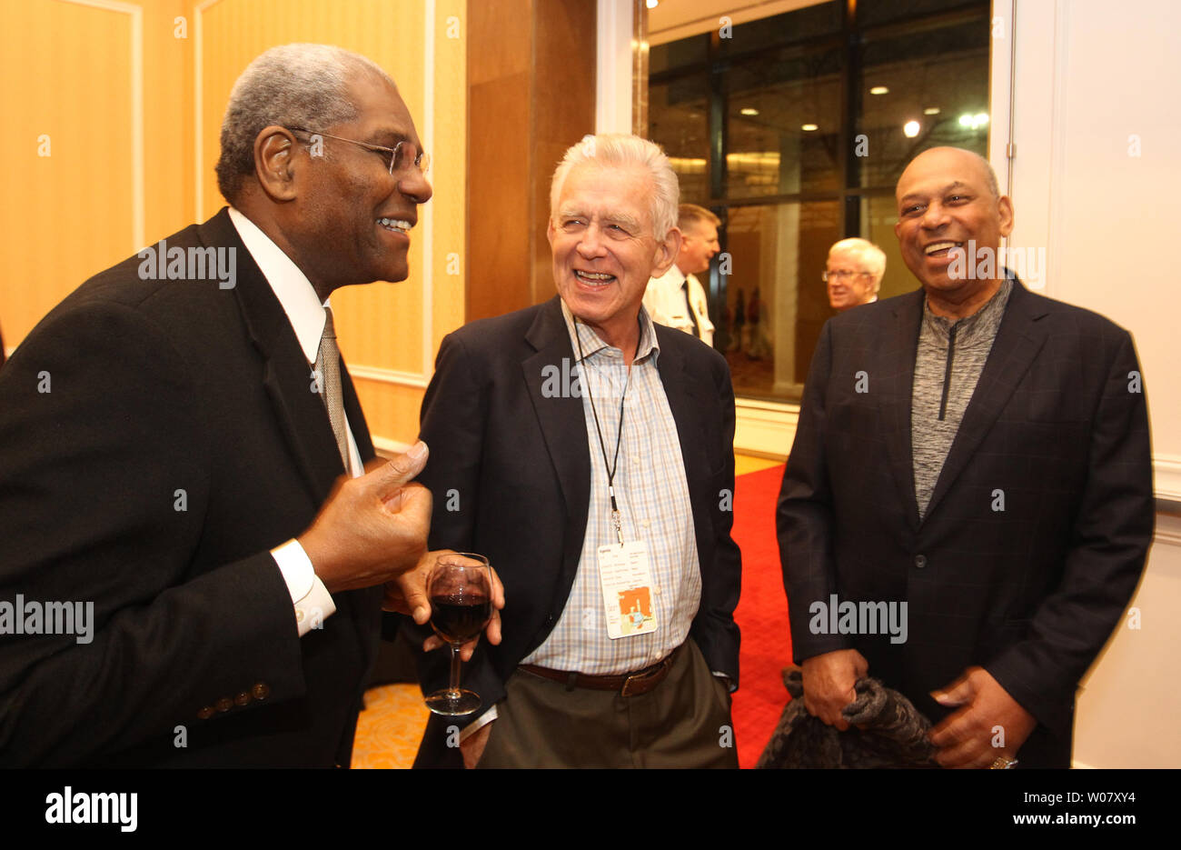 Membri del 1967 il Campione del Mondo di St. Louis Cardinals team, condividere una risata prima dell'annuale San Louis Baseball scrittori cena a San Louis il 15 gennaio 2017. Nella foto è raffigurato (L a R) Bob Gibson, Tim McCarver e Orlando Cepeda. Foto di Bill Greenblatt/UPI Foto Stock