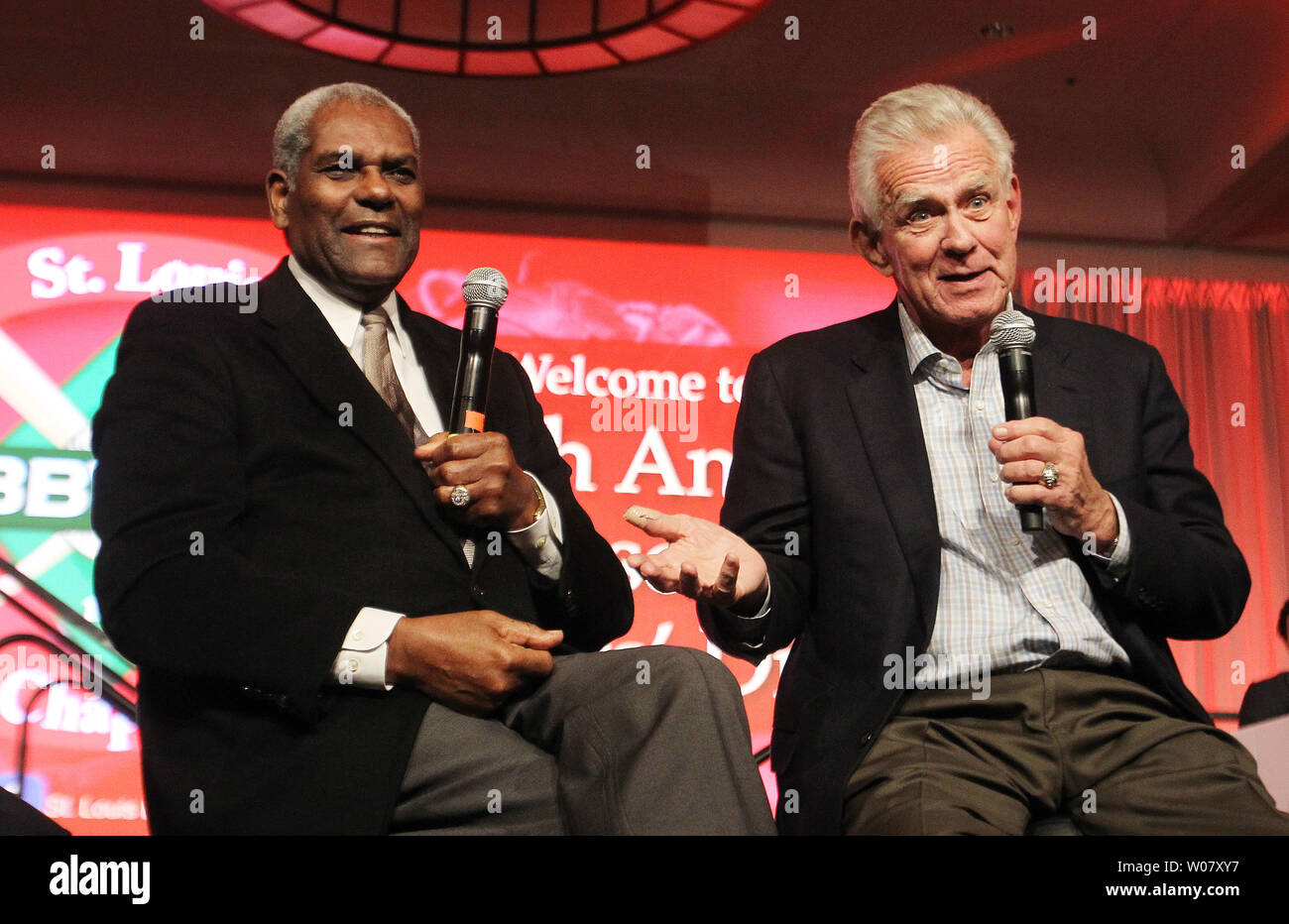 La batteria del lanciatore Bob Gibson (L) e catcher Tim McCarver rivivere i ricordi del loro tempo come membri del 1967 il Campione del Mondo di St. Louis Cardinals team, durante l annuale San Louis Baseball scrittori cena a San Louis il 15 gennaio 2017. Foto di Bill Greenblatt/UPI Foto Stock