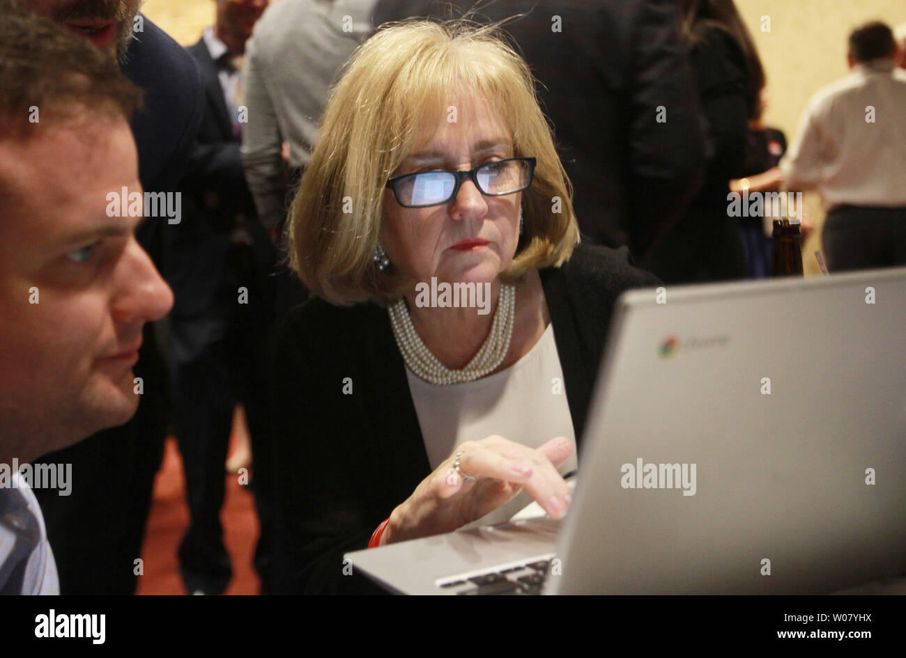 Lyda Krewson controlla il polling dei dati online con la campagna aiutanti, prima di vincere il San Luigi mayoral race, diventando la prima donna ad essere eletto sindaco della storia di San Louis, a St. Louis il 4 aprile 2017. Foto di Bill Greenblatt/UPI Foto Stock