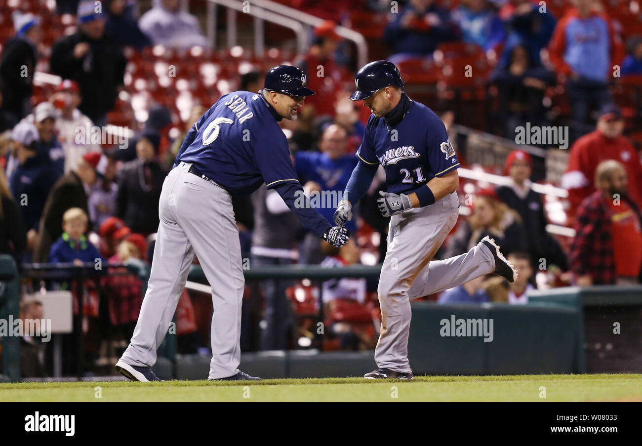 Milwaukee Brewers Travis Shaw schiaffi mani con la terza base coach ed Sedar dopo aver colpito una tre run home run nel decimo inning al Busch Stadium di St Louis il 1 maggio 2017. Milwaukee sconfitto St. Louis 7-5. Foto di Bill Greenblatt/UPI Foto Stock