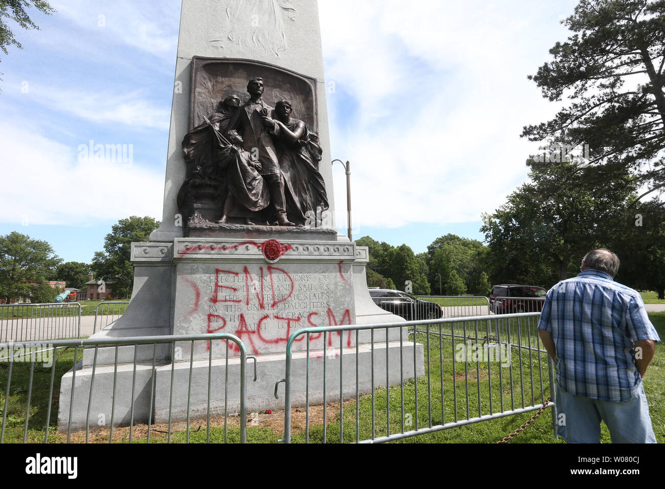 Un visitatore passeggiate oltre la statua confederati a Forest Park, ore dopo che esso è stato nuovamente vandalizzato, spruzzata con nero e vernice rossa a San Louis il 30 maggio 2017. Il 32-piedi-alto monumento di pietra pagato dal capitolo locale del Regno Figlie della Confederazione nel 1914, è stato il bersaglio di pittori di spruzzo più volte nel corso dello scorso anno. La città di San Luigi non ha deciso cosa succederà alla statua. Foto di Bill Greenblatt/UPI Foto Stock