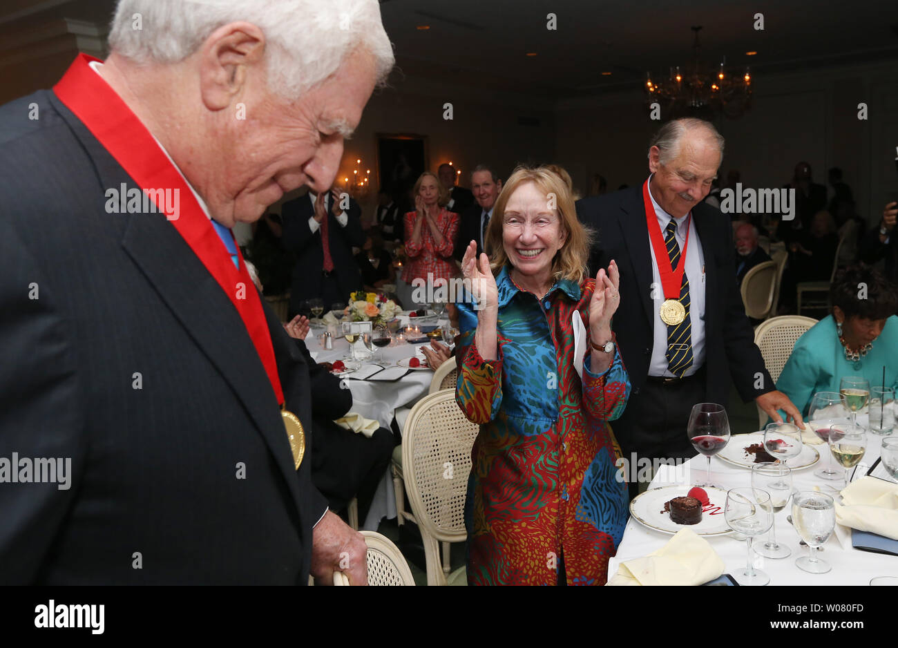 Storico presidenziale Doris Kearns Goodwin tubicini per ex U.S. Il senatore Jack Danforth dopo aver ricevuto il suo Winston Churchill Leadership Award a lui donata dalla International Churchill Società a Bellerive Country Club in Creve Coeur, Missouri il 8 giugno 2017. Il Churchill medaglia per la leadership è presentato al civico e i business leader che esemplificano quelle qualità di leadership dimostrata da Winston Churchill Spencer. Kearns Goodwin è stato presentato più tardi con lo stesso premio. Foto di Bill Greenblatt/UPI Foto Stock