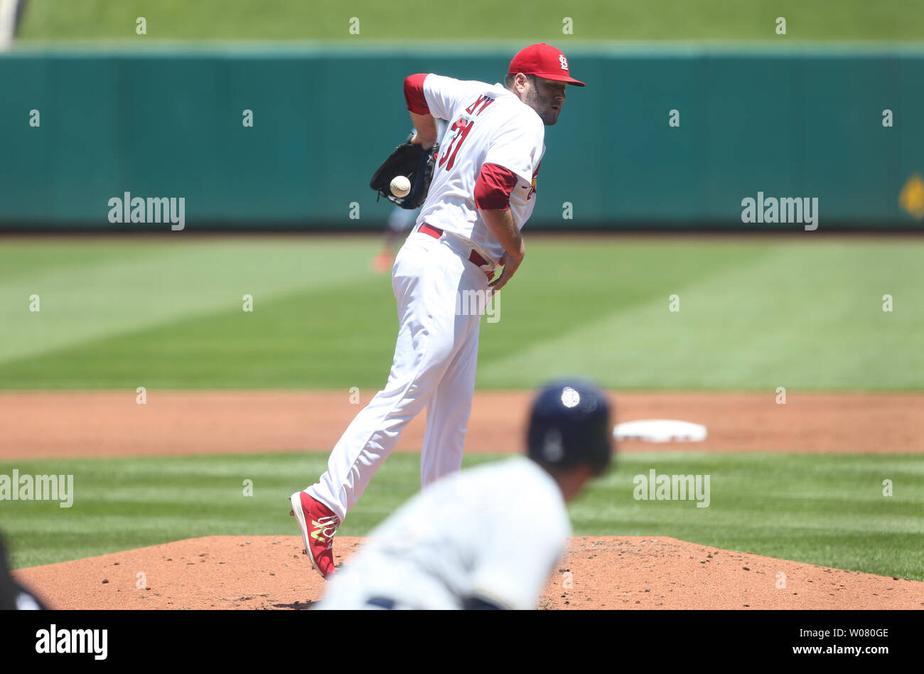 Louis Cardinals pitcher lancia Lynn backhands un baseball off il bat di Milwaukee Brewers Nick Franklin nel quarto inning al Busch Stadium di St Louis il 13 giugno 2017. Lynn non è stato in grado di tenere su ma shorstop Greg Garcia raccolto la palla e buttato via Franklin. Foto di Bill Greenblatt/UPI Foto Stock