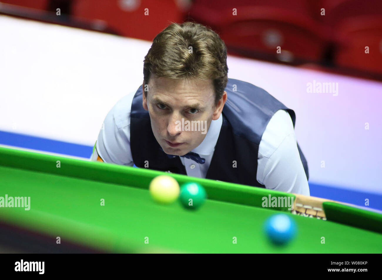 Ken Doherty di Repubblica di Irlanda considera un colpo in Irlanda del Nord nel gruppo B corrispondere durante il Beverly 2019 Snooker di Coppa del Mondo a Wuxi, Cina orientale della provincia di Jiangsu, 26 giugno 2019. Repubblica di Irlanda ha sconfitto l'Irlanda del Nord 4-1. Foto Stock