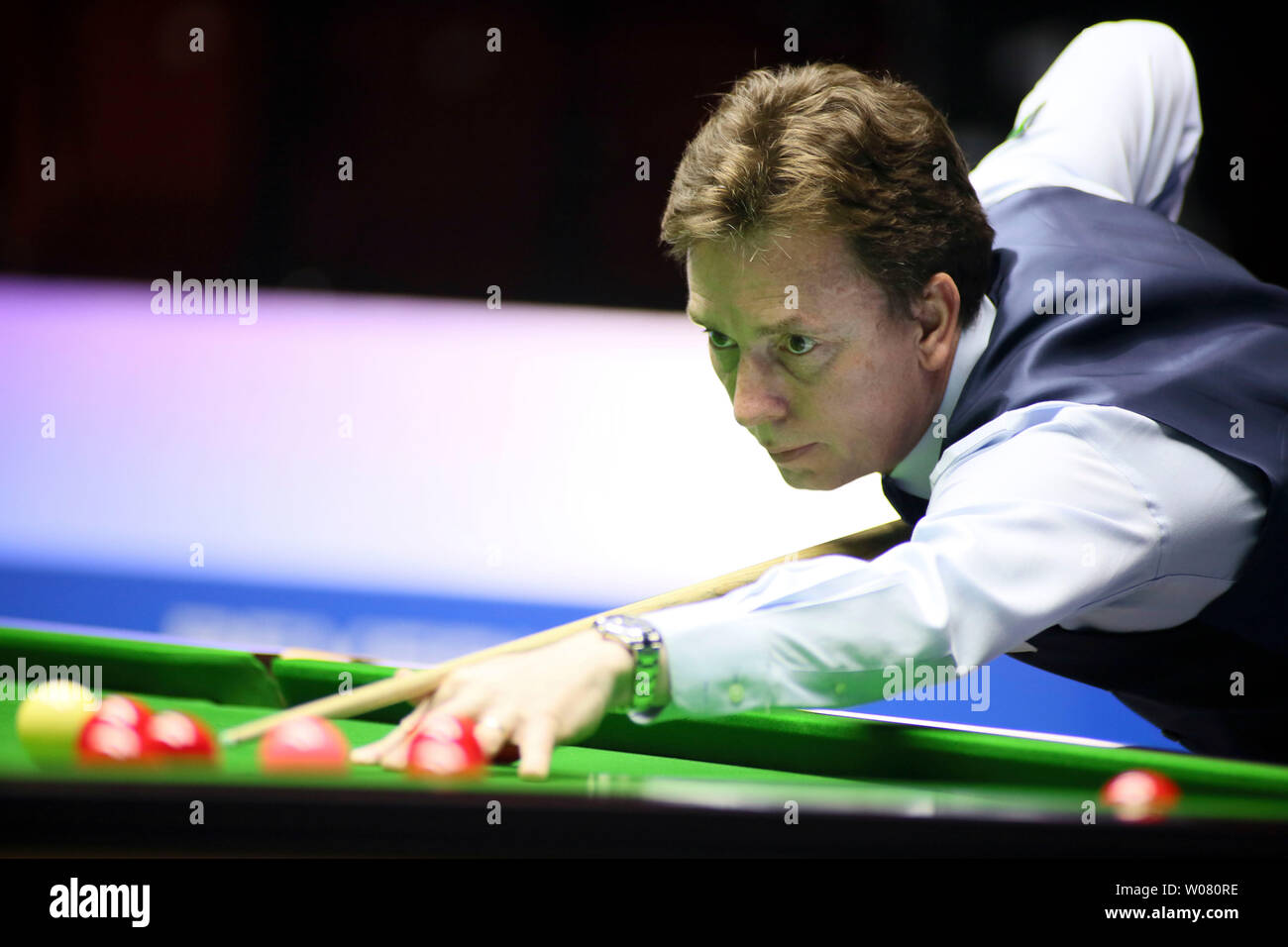 Ken Doherty di Repubblica di Irlanda svolge un colpo in Irlanda del Nord nel gruppo B corrispondere durante il Beverly 2019 Snooker di Coppa del Mondo a Wuxi, Cina orientale della provincia di Jiangsu, 26 giugno 2019. Repubblica di Irlanda ha sconfitto l'Irlanda del Nord 4-1. Foto Stock