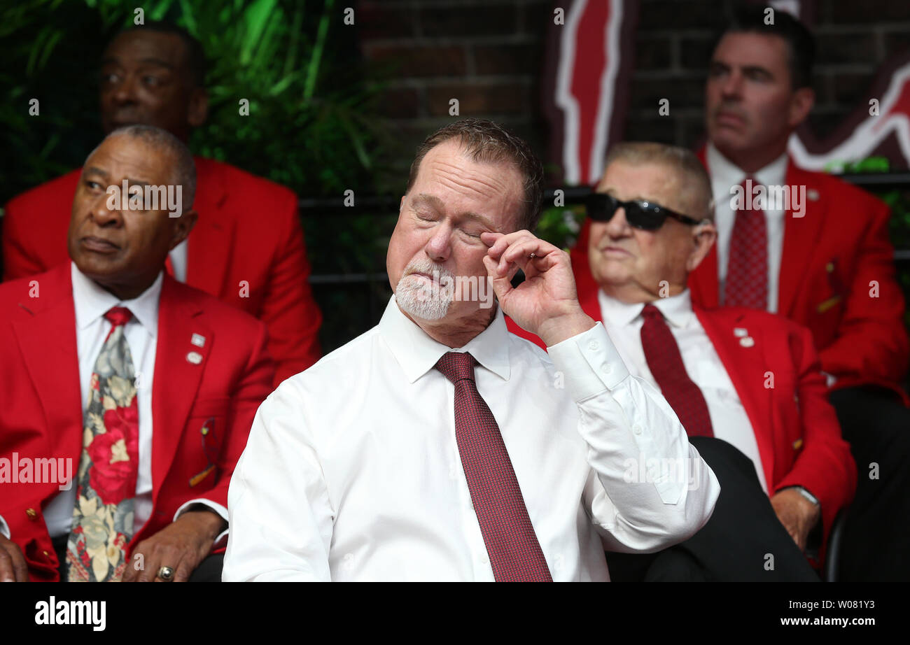 Recentemente introdotto St. Louis Cardinals Hall of Fame stati Mark McGwire salviette lacrime dai suoi occhi durante il St. Louis Cardinals Hall of Fame cerimonie di induzione di San Louis il 26 agosto 2017. McGwire ha giocato 4 anni e mezzo con i Cardinali rompendo Roger Maris' home run record, colpendo 70 home run nel 1998 ed è ora il banco pullman per San Diego Padres. Sul palco con McGwire sono ex St. Louis Cardinals Ozzie Smith, Willie McGee, Whitey Herzog e Jim Edmonds. Foto di Bill Greenblatt/UPI Foto Stock