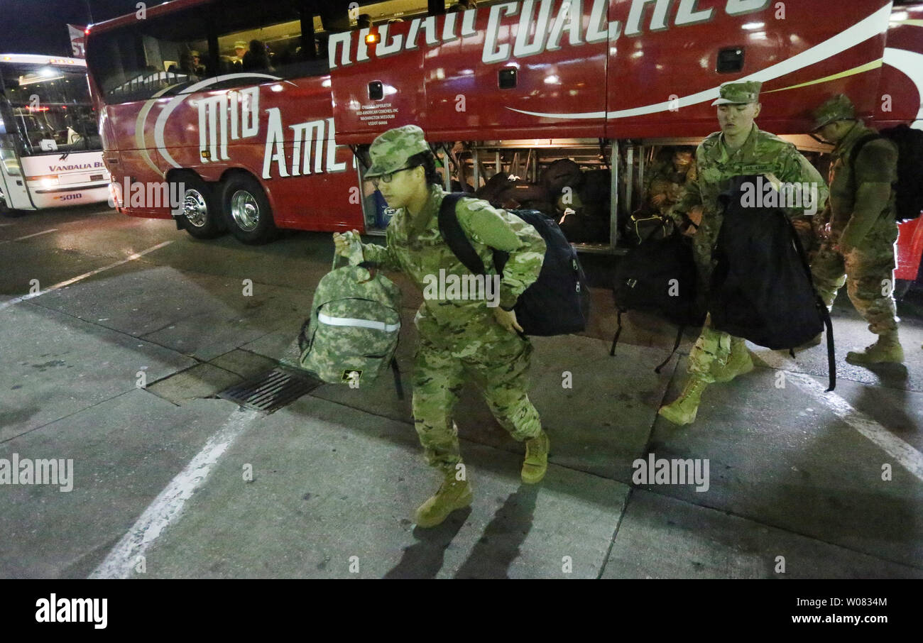Soldati provenienti da Fort Leonard Wood portare i bagagli dal bus nelle prime ore del mattino come essi arrivano a San Louis-Lambert International per blocco vacanze lasciare a St Louis su dicembre 21, 2017. Quasi 4.000 uomini e donne dall'esercito di formazione struttura sarà in grado di bordo degli aerei per andare a casa per due settimane per celebrare le vacanze di Natale. Foto di Bill Greenblatt/UPI Foto Stock