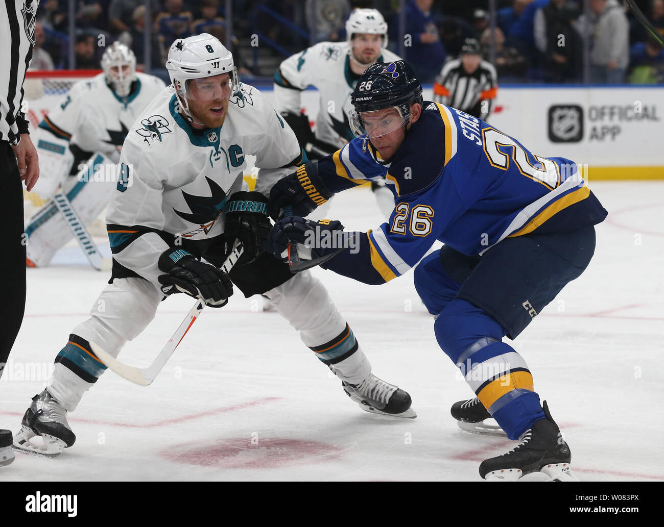 San Jose Sharks Joe Pavelski e San Louis Blues Paul Stastny tie up dopo un faceoff nel primo periodo al Scottrade Center di San Luigi il 20 febbraio 2018. Foto di Bill Greenblatt/UPI Foto Stock