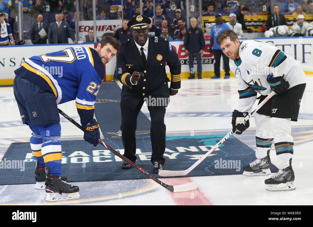 Di recente nominato St. Louis capo di polizia John Hayden scende un cerimoniale di puck per San Louis Blues Alex Pietrangelo e San Jose Sharks Joe Pavelski al Scottrade Center di San Luigi il 20 febbraio 2018. Foto di Bill Greenblatt/UPI Foto Stock