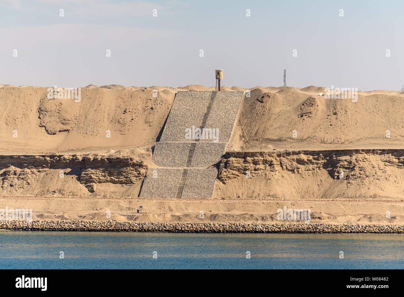 Military Watch torre sulla riva del Canale di Suez vicino a Ismailia, Egitto, Africa Foto Stock