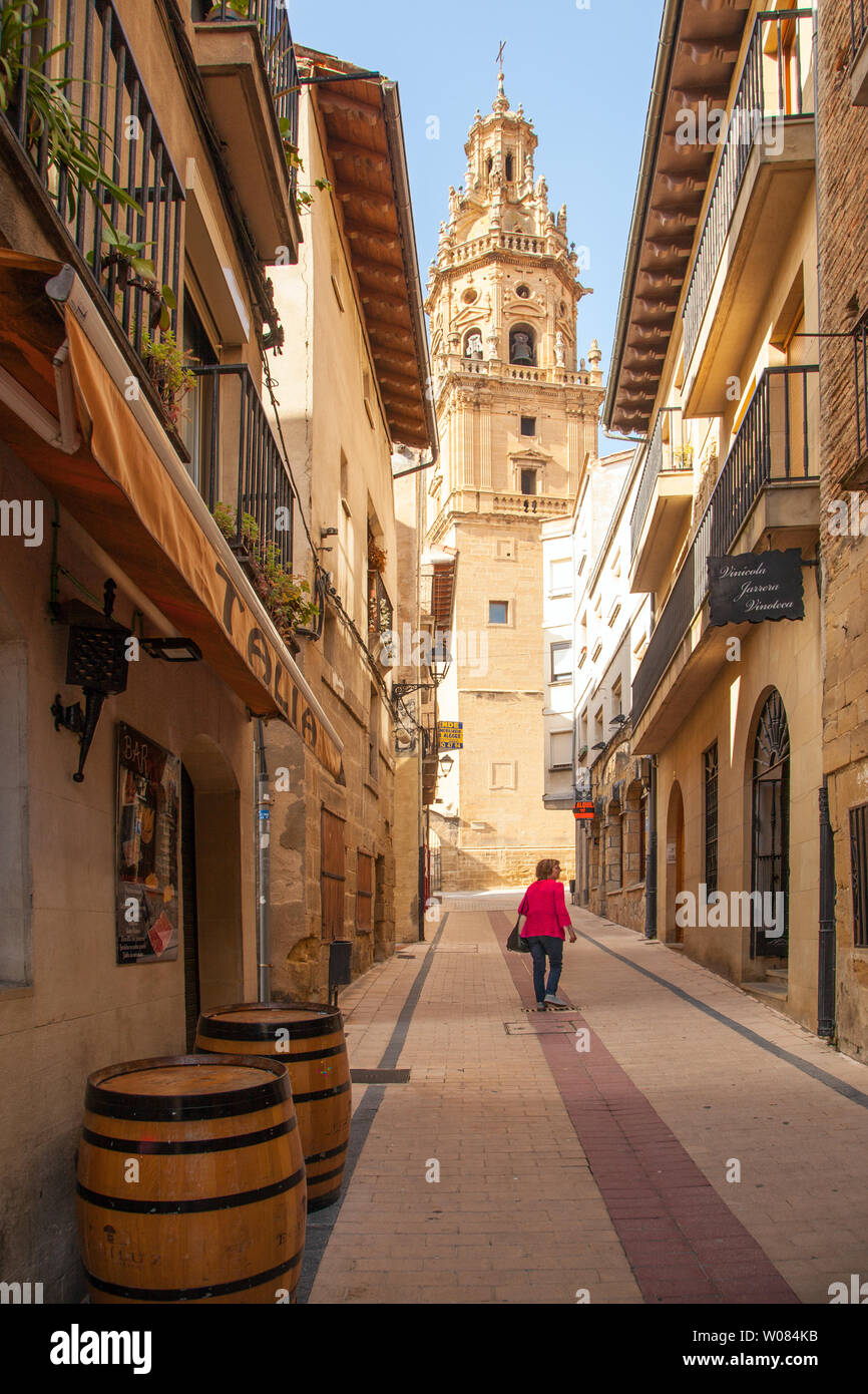 La donna a piedi lungo una strada in Haro una città in La Rioja provincia della Spagna Nord Foto Stock