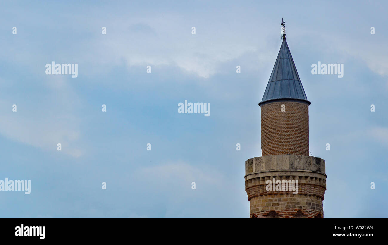 Antalya, Turchia - 6 Aprile 2019: Il minareto della moschea di famosi in Antalya. Con il cielo nuvoloso in background. Foto Stock