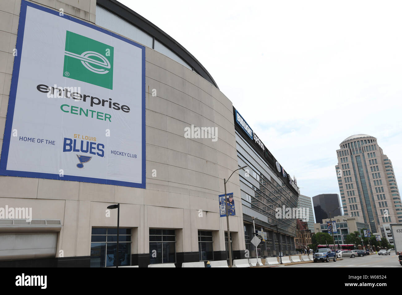 Un nuovo banner si blocca sul vecchio Scottrade Center dopo il cambiamento di nome annuncio a San Louis il 21 maggio 2018. Il nuovo nome della casa di San Louis Blues sarà centro aziendale efficace immediatamente. Il 15-anno accordo esige per tutti nuova segnaletica interna ed esterna dalla società di autonoleggio con sede a St. Louis. Foto di Bill Greenblatt/UPI Foto Stock