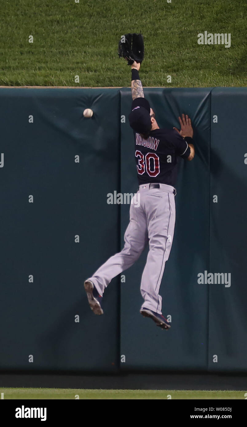 Cleveland Indians center Fielder Tyler Naquin misplays una palla fuori la bat di St. Louis Cardinals Matt Carpenter nel primo inning al Busch Stadium di St Louis il 25 giugno 2018. Il colpo è stato buono per una doppia. Foto di Bill Greenblatt/UPI Foto Stock