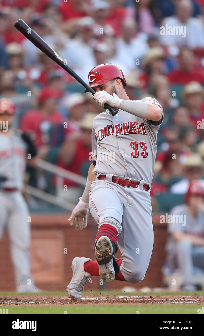 Cincinnati Reds Jesse vimini perde il suo equilibrio e la sua quasi cade come egli pipistrelli nel primo inning contro il St. Louis Cardinals nel primo inning al Busch Stadium di St Louis sulla luglio 13, 2018. Foto di Bill Greenblatt/UPI Foto Stock